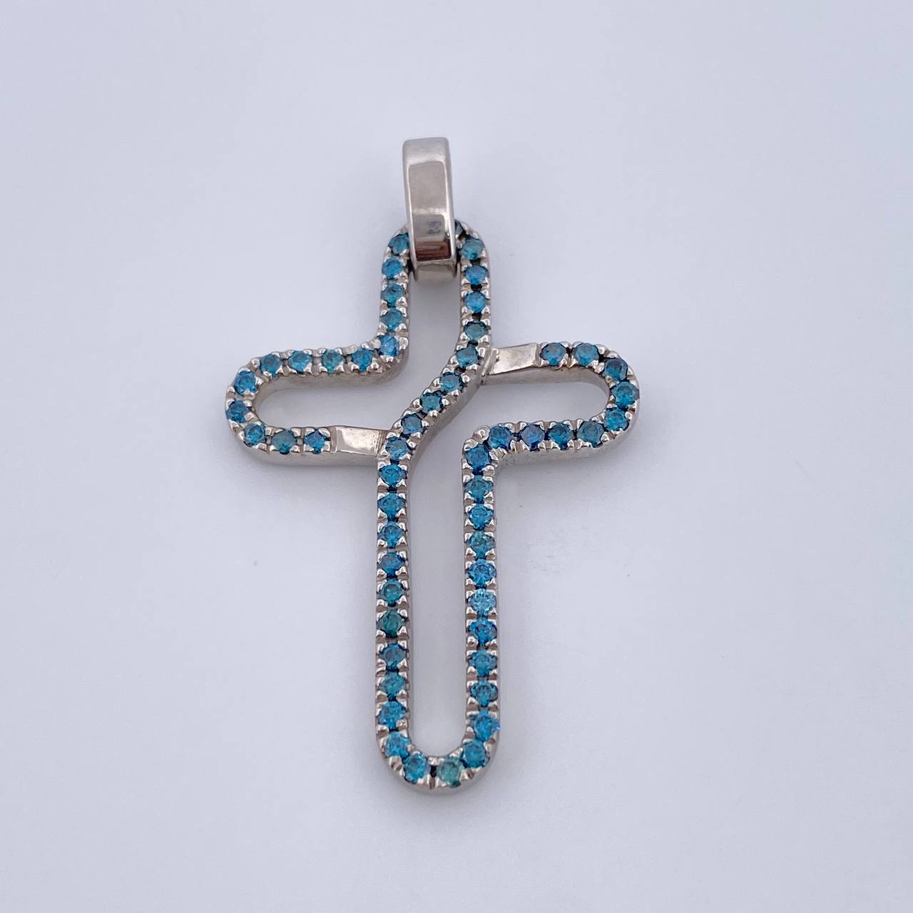 Dije Silueta Cruz 5.3gr / 3.8cm / Diamantes 57 Pts Oro Blanco 18K (Joya) &