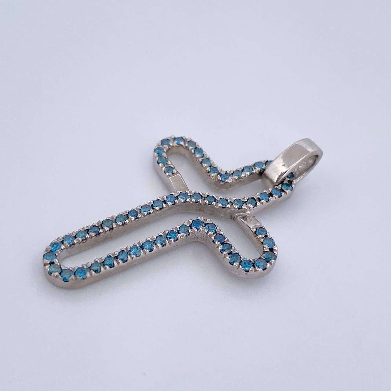 Dije Silueta Cruz 5.3gr / 3.8cm / Diamantes 57 Pts Oro Blanco 18K (Joya) &