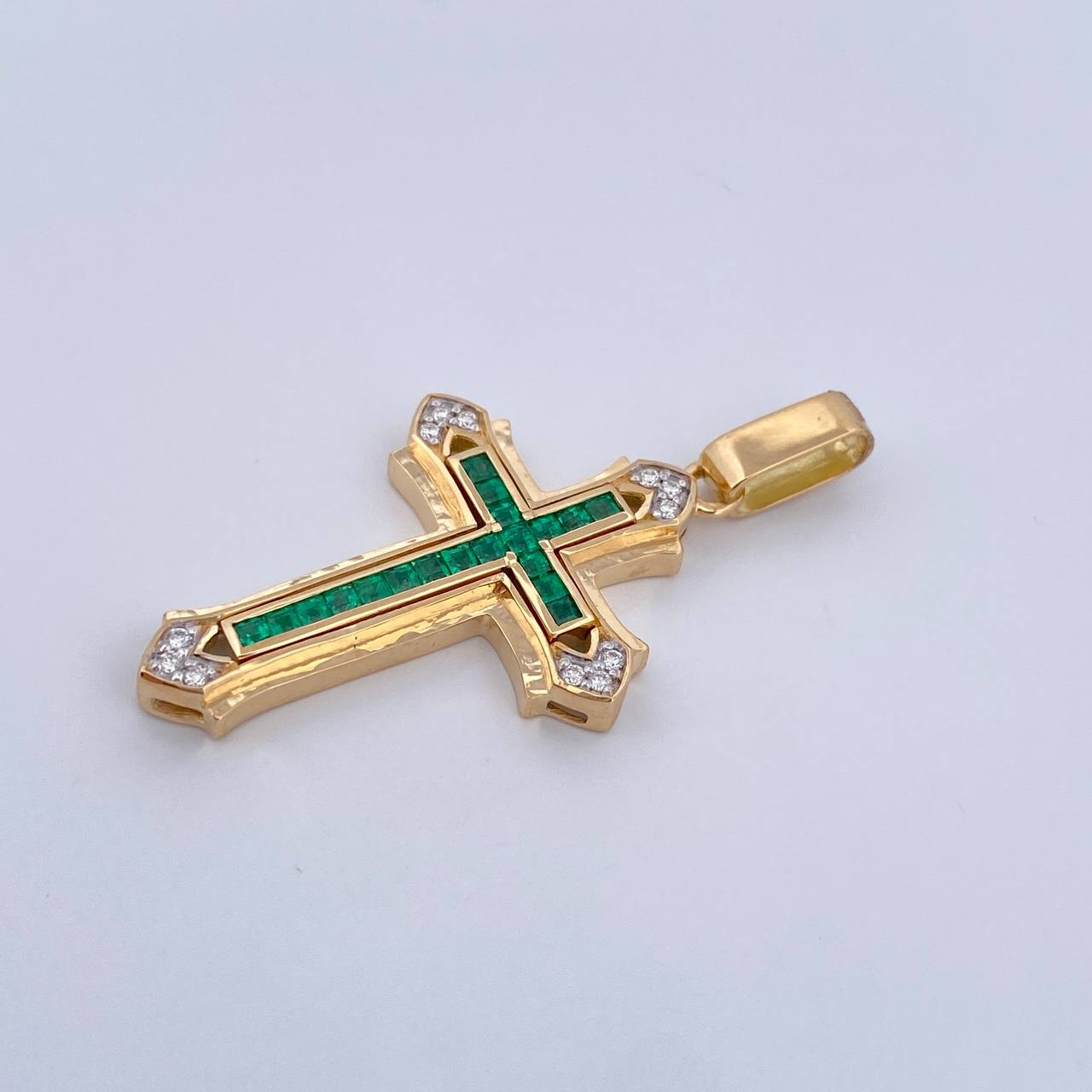 Dije Cruz 5.3gr / 4.1cm / Esmeraldas 48 Pts Diamantes 10 Pts Dos Oros Amarillo Blanco 18K (Joya) &