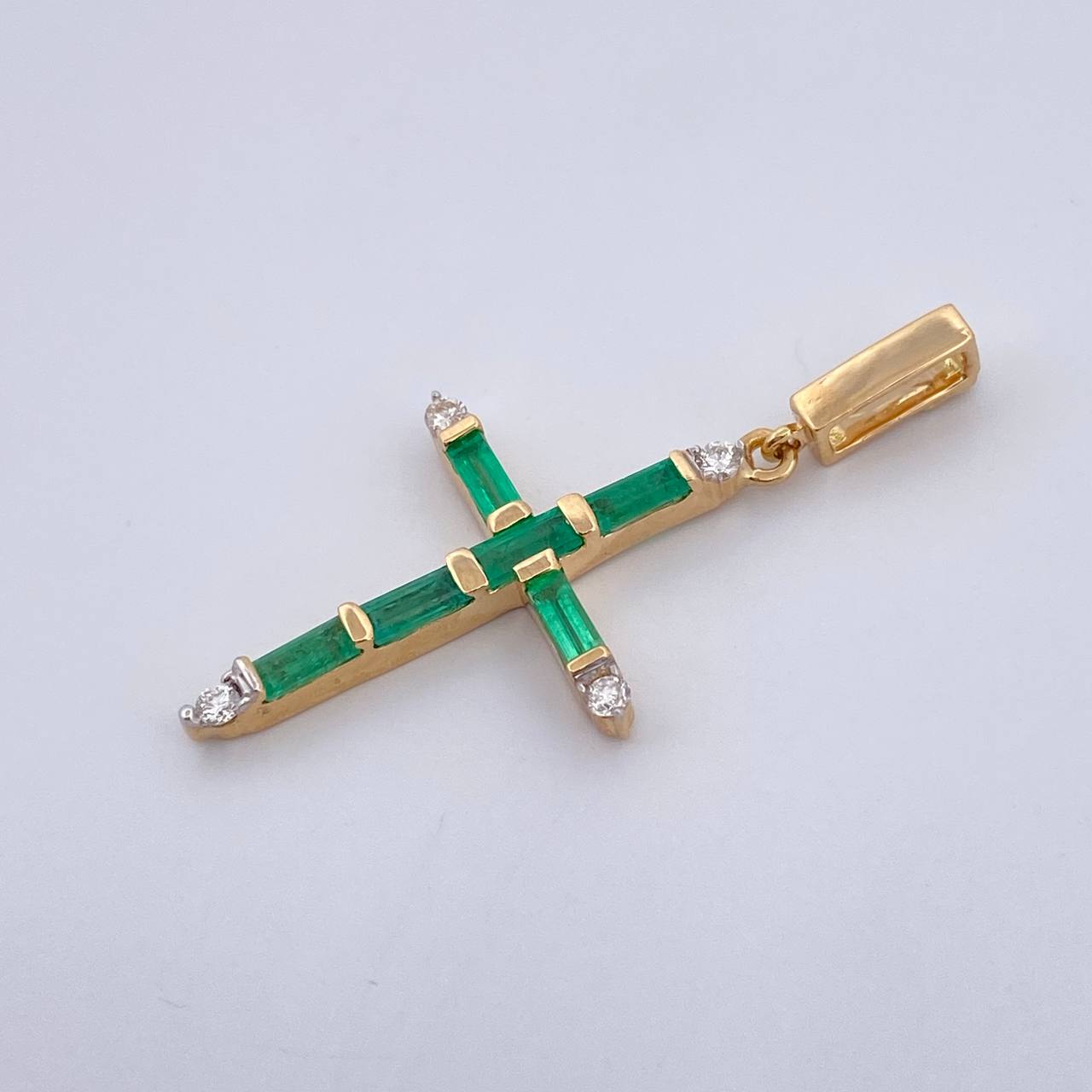Dije Cruz 2gr / 3.4cm / Esmeralda 60 Pts Diamantes 11 Pts Oro Amarillo 18K (Joya) &