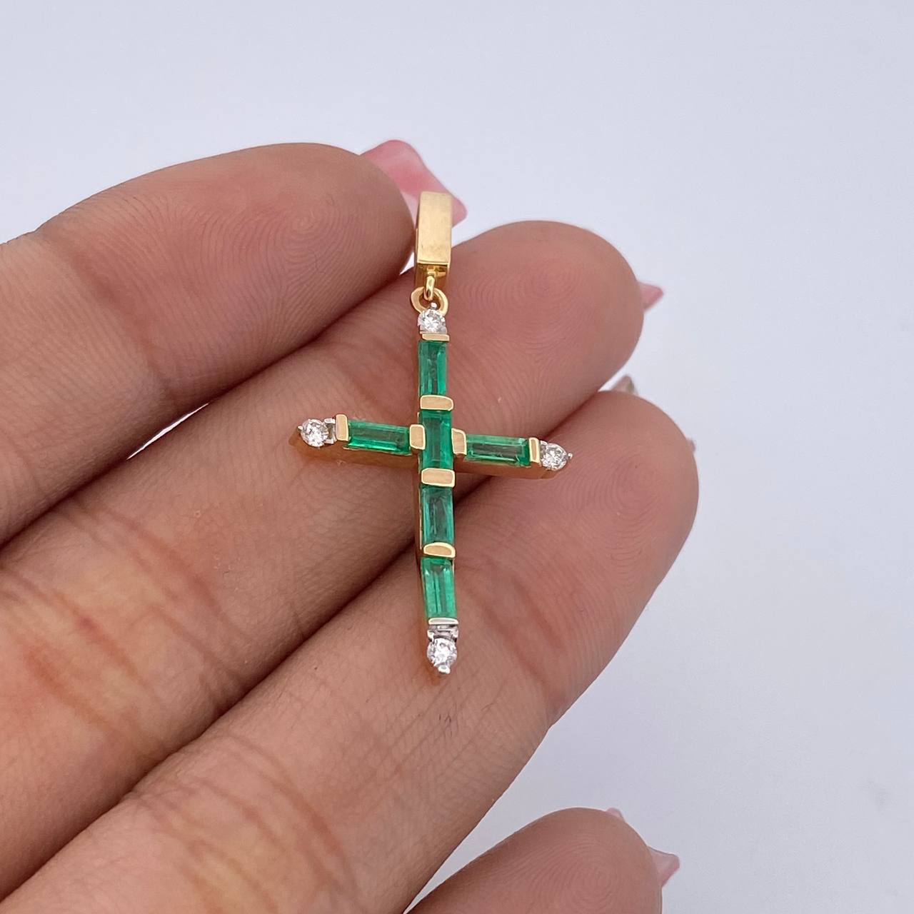 Dije Cruz 2gr / 3.4cm / Esmeralda 60 Pts Diamantes 11 Pts Oro Amarillo 18K (Joya) &
