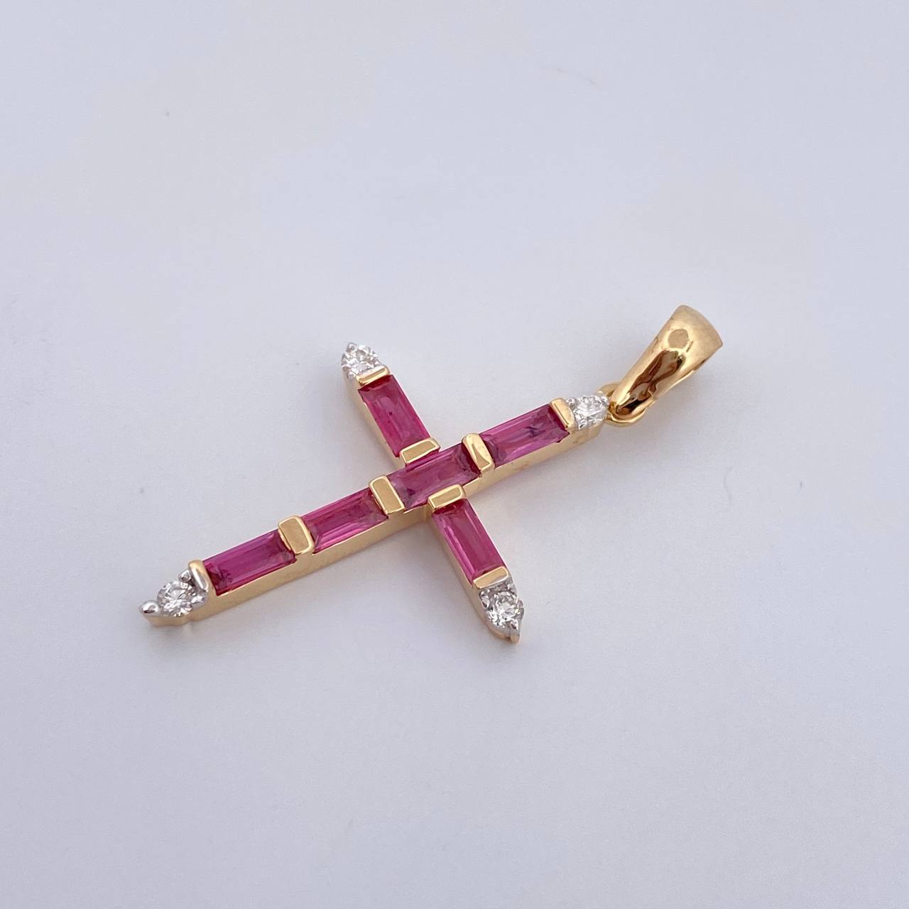 Dije Cruz 1.95gr / 3.1cm / Rubies 74 Pts Diamantes 11 Pts Dos Oros Amarillo Blanco 18K (Joya) &