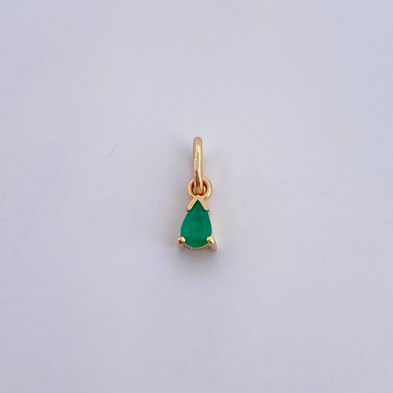 Dije Gota 0.45gr / 1.1cm / Esmeralda 08 Pts Oro Amarillo 18K (Joya) &
