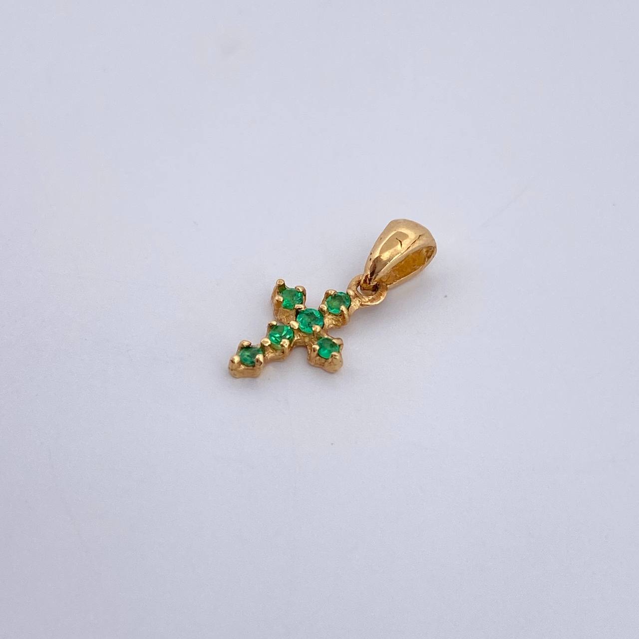 Dije Cruz 0.55gr / 1.4cm / Esmeraldas 06 Pts Oro Amarillo 18K (Joya) &