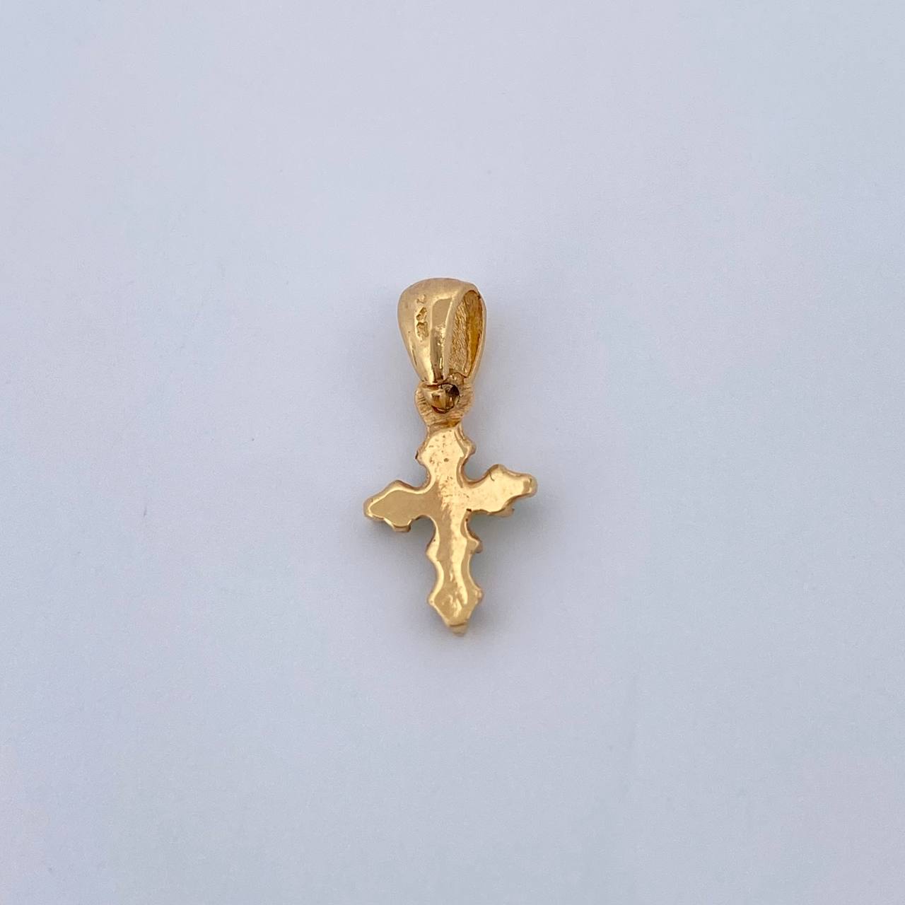 Dije Cruz 0.55gr / 1.4cm / Esmeraldas 06 Pts Oro Amarillo 18K (Joya) &