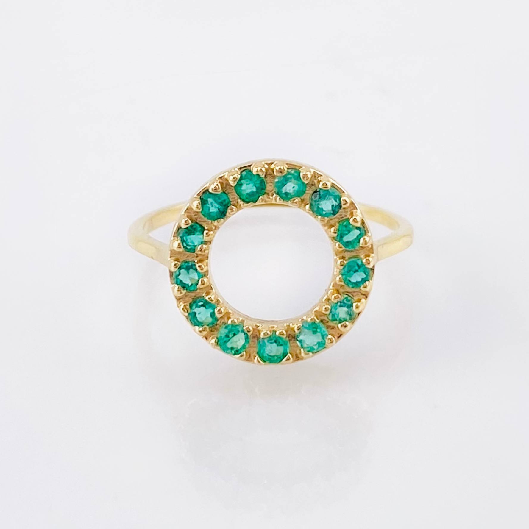 Anillo Circulo Silueta Esmeraldas 32pts 1.85gr / T5 1/4 / Oro Amarillo 18K *