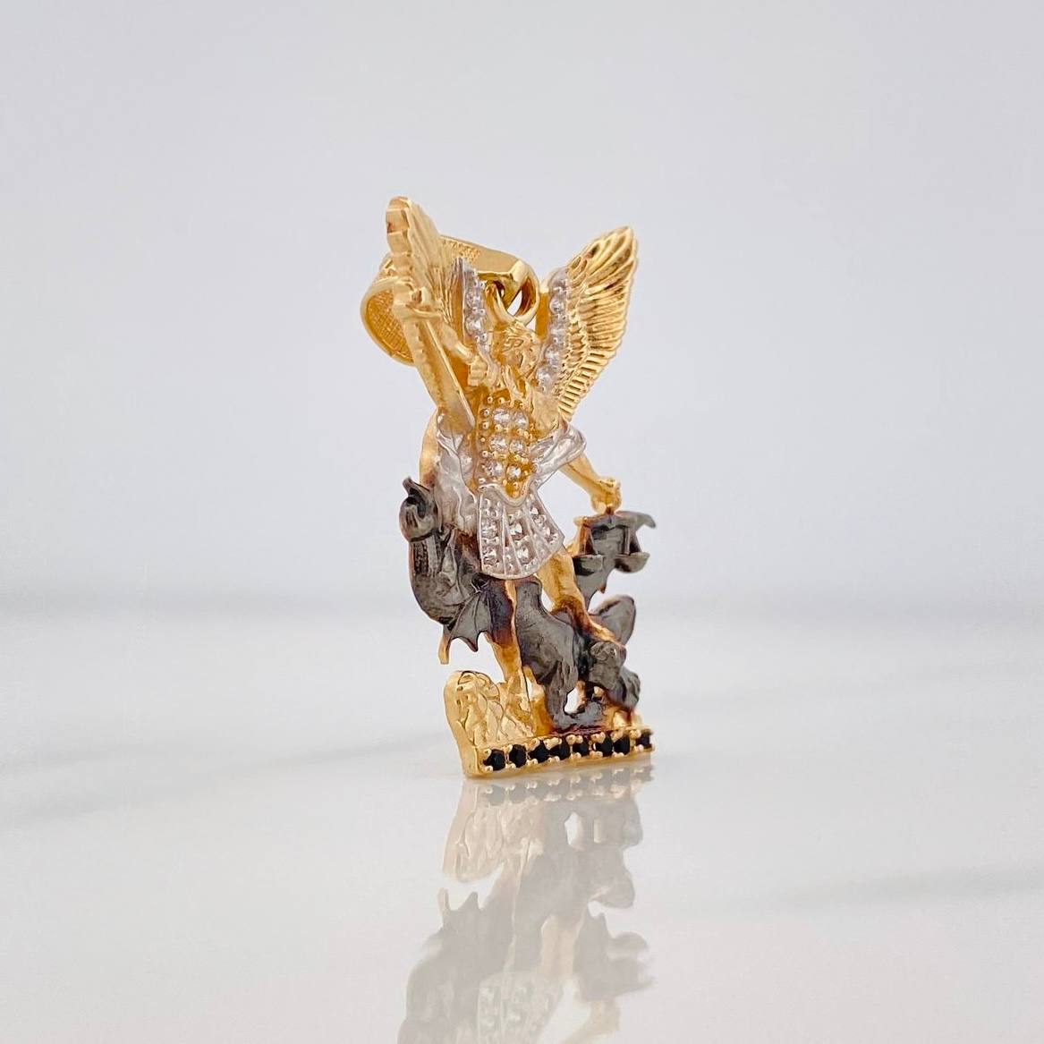 Dije San Miguel 4.05g / 3cm Tres Oros Amarillo Blanco Negro 18K
