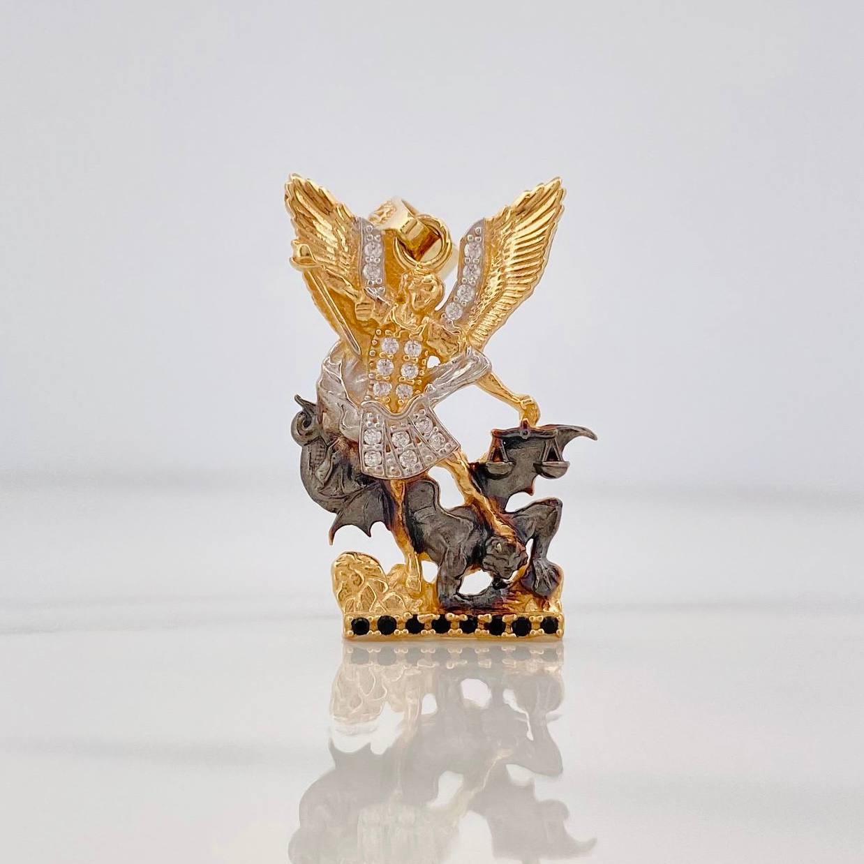 Dije San Miguel 4.05g / 3cm Tres Oros Amarillo Blanco Negro 18K