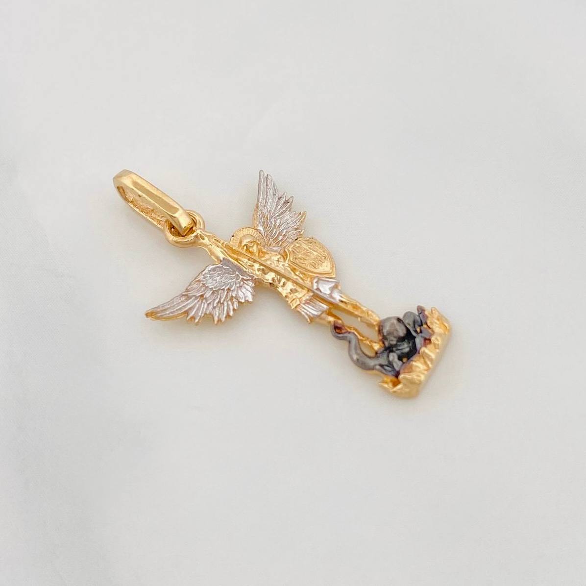 Dije San Miguel 1.8g / 2.7cm Tres Oros Amarillo Blanco Negro 18K