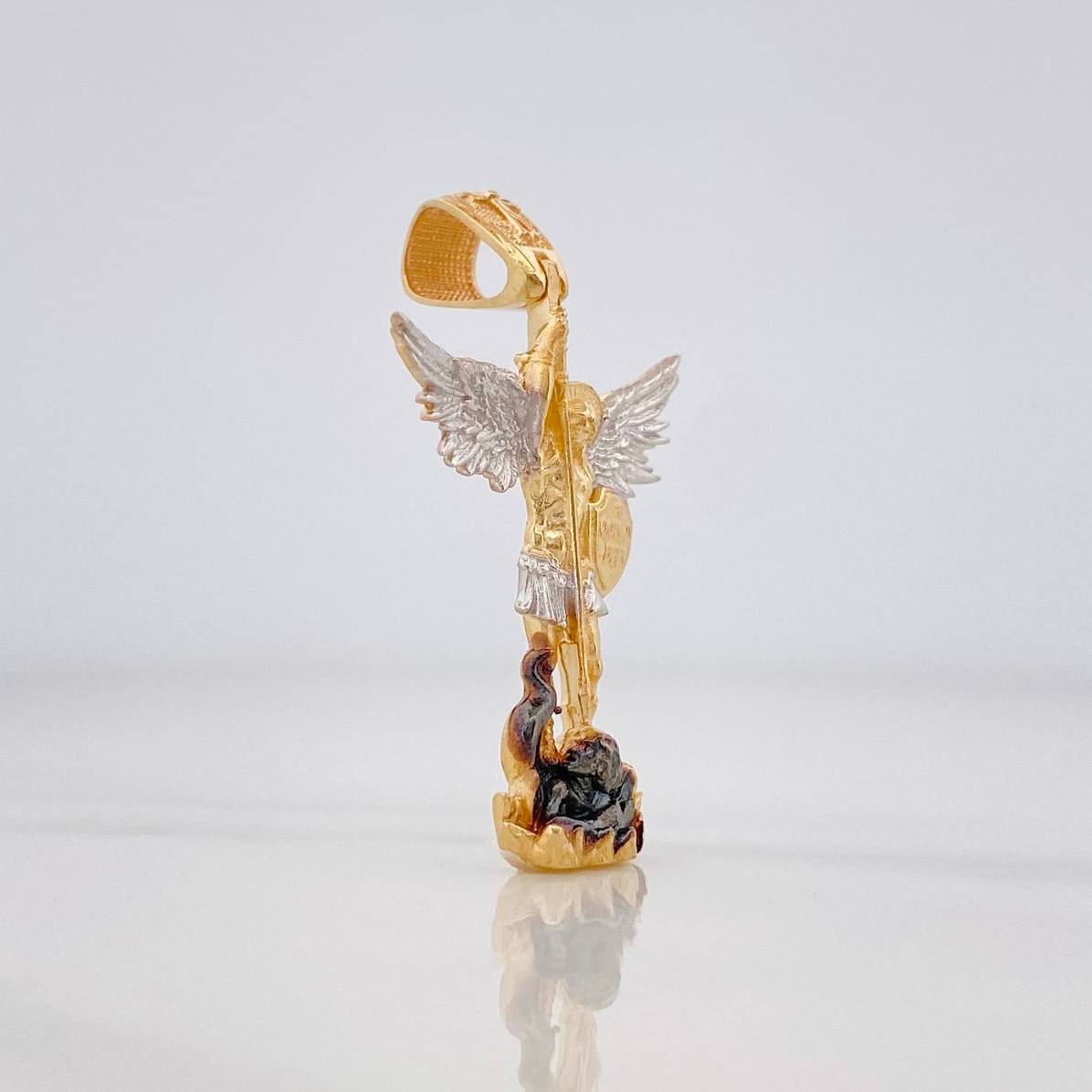 Dije San Miguel 4.45g / 3.5cm Tres Oros Amarillo Blanco Negro 18K