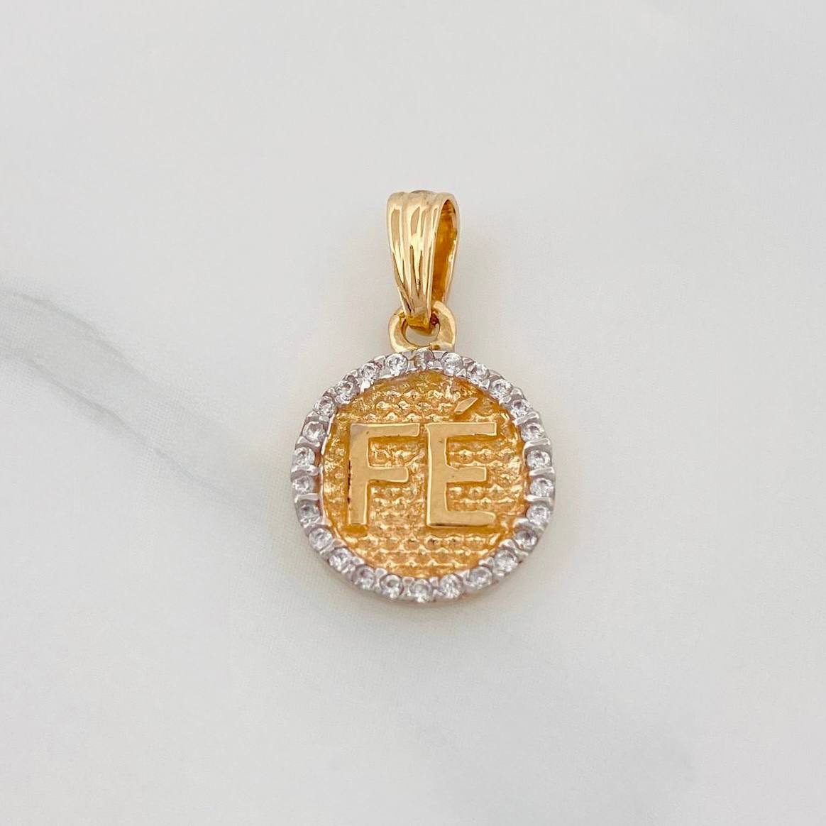 Dije Placa Fe 1.5g / 1.8cm Dos Oros Amarillo Blanco 18K