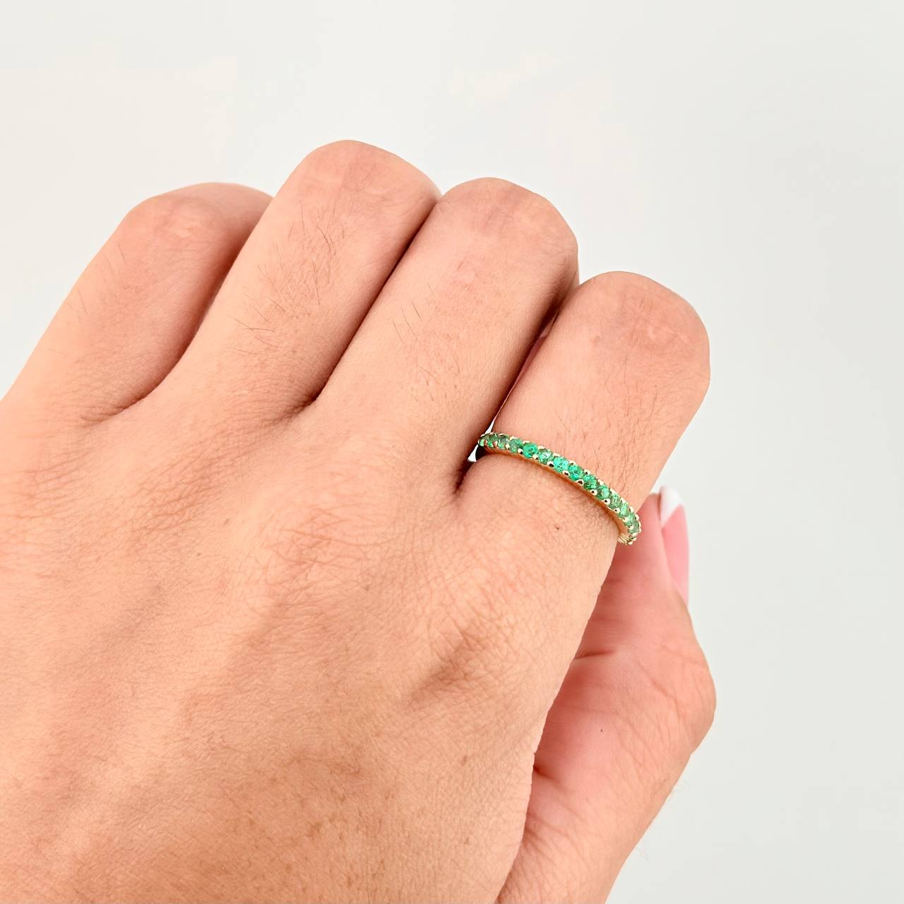 Anillo Carril Tupido Esmeraldas 17pts 1.5g / T6 1/2 Oro Amarillo 18K