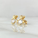 Topos Delta Cruzada 2.3gr / 1.1cm / Broche Mariposa Circones Blancos Oro Amarillo 18K ©