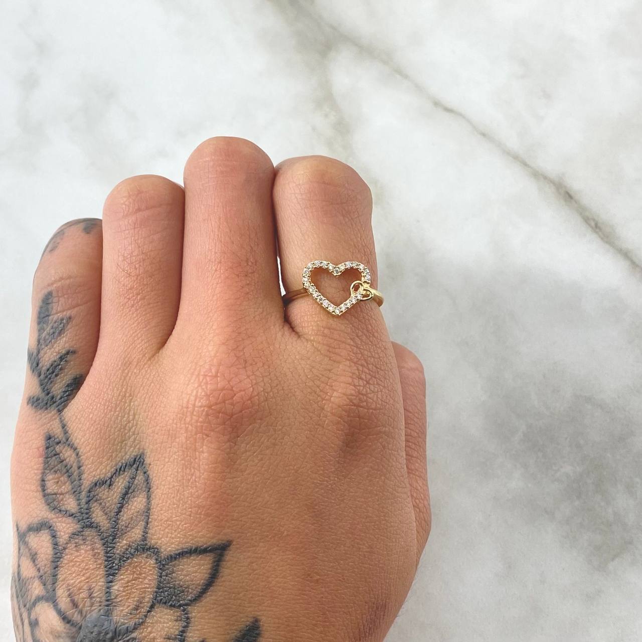 Anillo Doble Corazón Oblicuo 1.7gr / T5 3/4 / Silueta Circones Blancos Oro Amarillo 18K ©