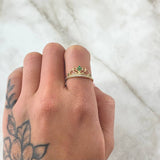 Anillo Corona Corazón Estilizado 1.4gr / T6 1/2 / Circones Blancos Verdes Oro Amarillo 18K ©
