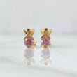 Topos Delta Cruzada 2.3gr / 1.1cm / Broche Mariposa Circones Rosados Oro Amarillo 18K ©