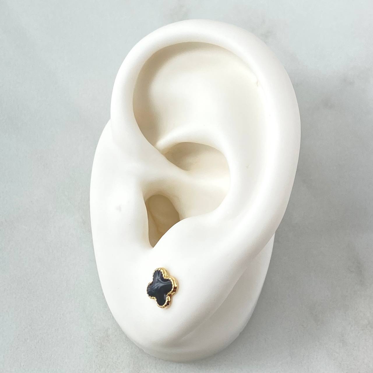 Topos Trebol 0.7gr / 6mm Borde Punteado Resina Negra Oro Amarillo 18K