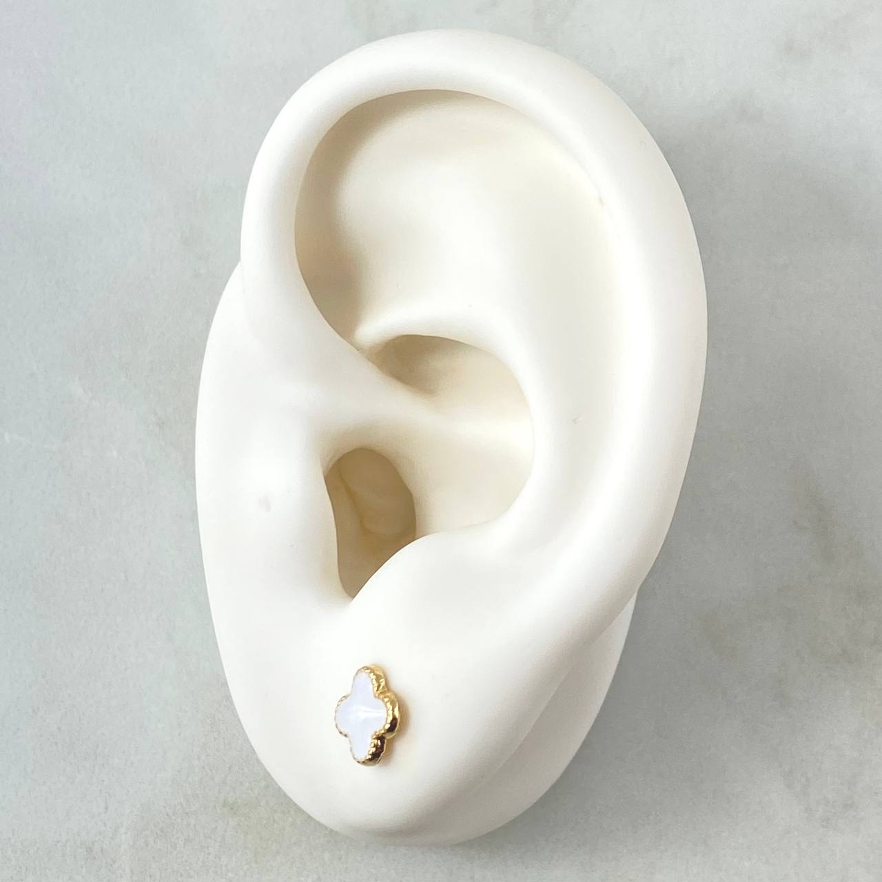 Topos Trebol 0.7gr / 6mm Borde Punteado Resina Blanca Oro Amarillo 18K *