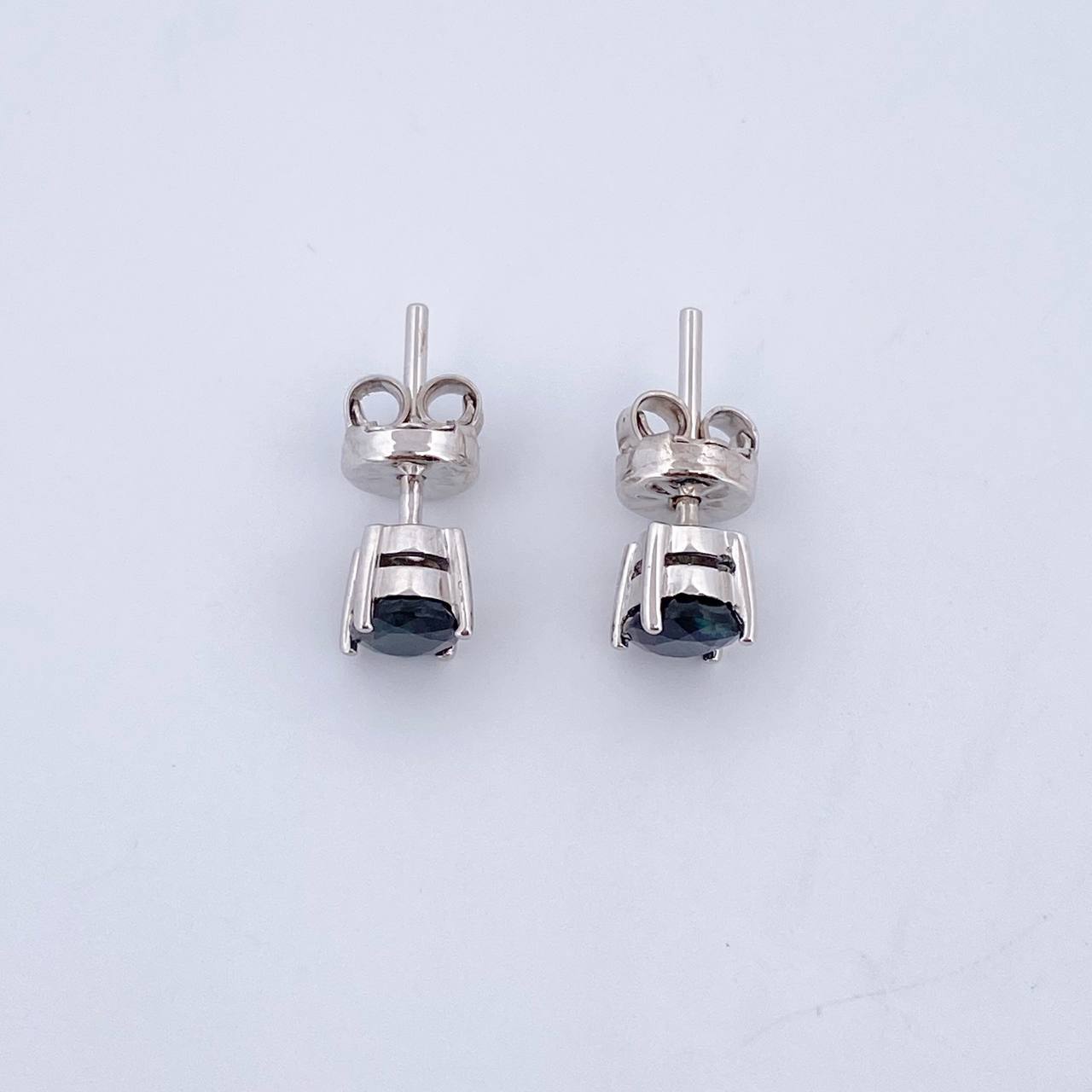 Topos Cuatro Garras 1.6gr / Zafiros 1.06 Qts Oro Blanco 18K (Joya) &