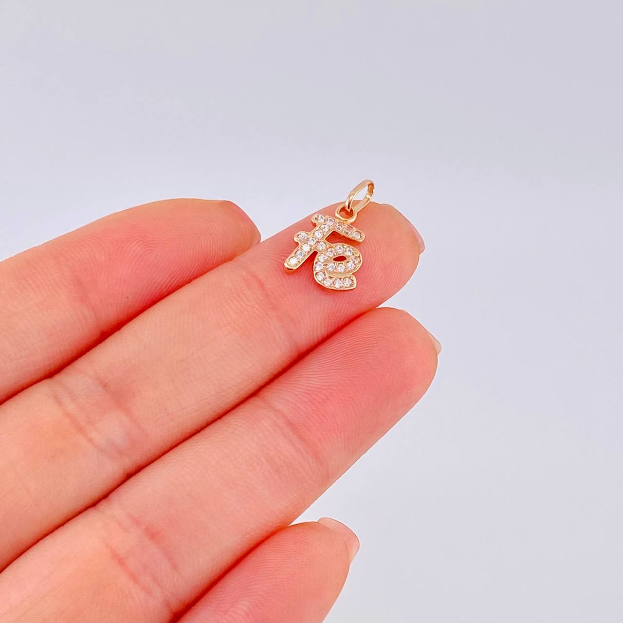 Dije Fe 0.9 g / 1.7 cm Oro Rosa 18K