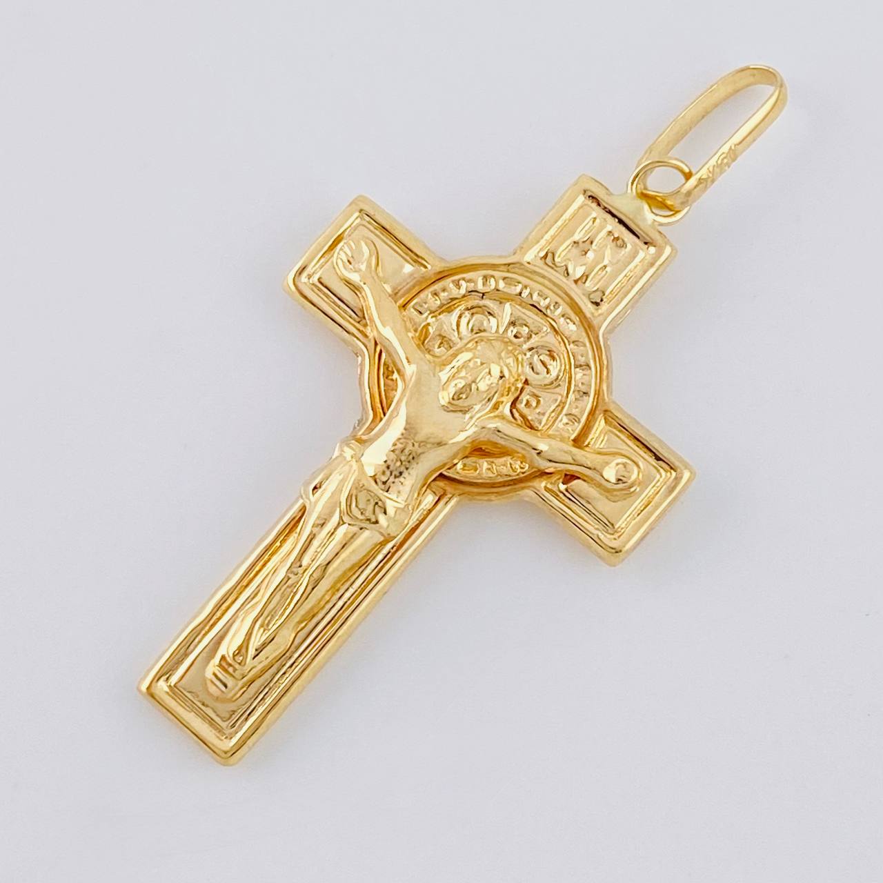 Dije Cruz Cristo San Benito 3 g / 4.3 cm Oro Amarillo 18K