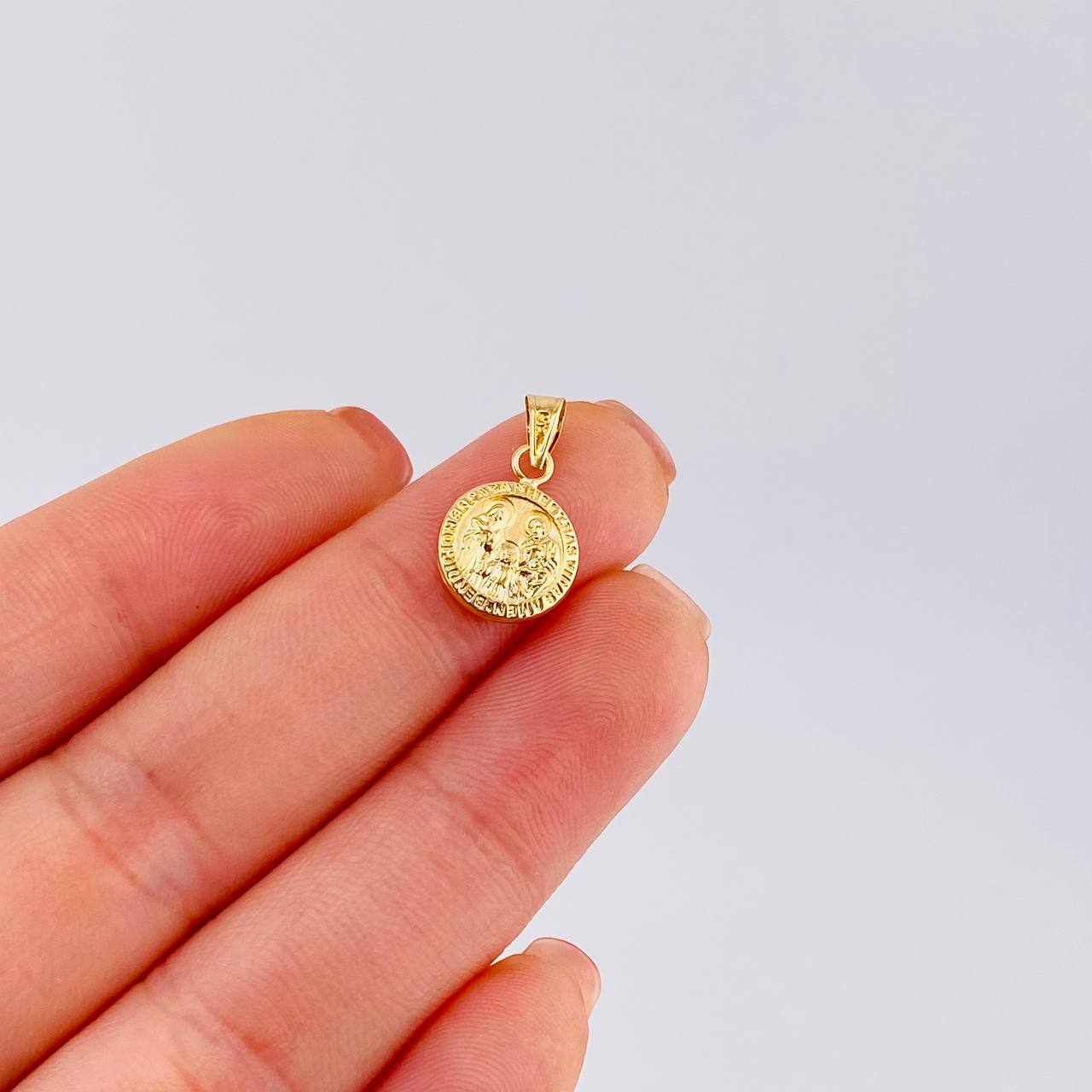 Dije Sagrada Familia 0.5 g / 1.7 cm Oro Amarillo 18K