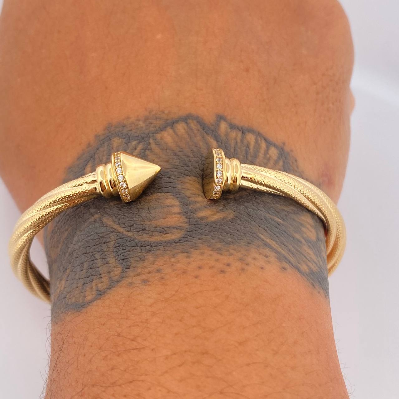 Pulso Entrelazado 12.3gr / 20.4cm / +4 Oro 18K $