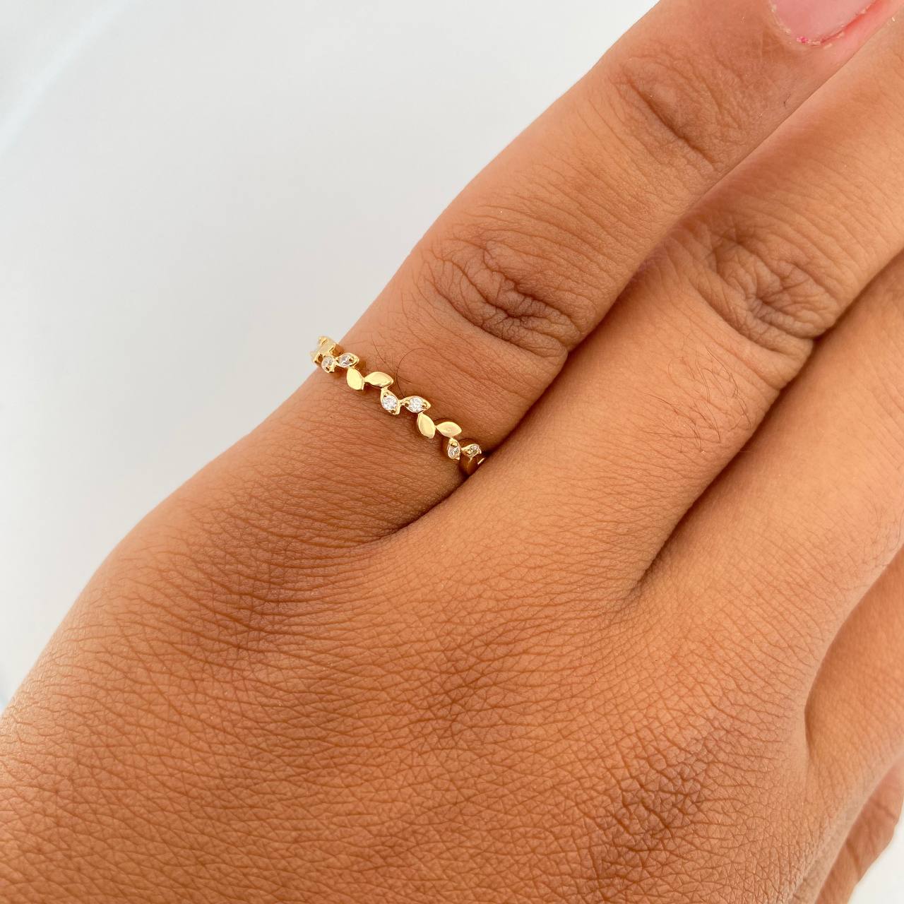 Anillo Hojas 1.4gr / T7 1/4 / Circones Blancos Oro Amarillo 18K &