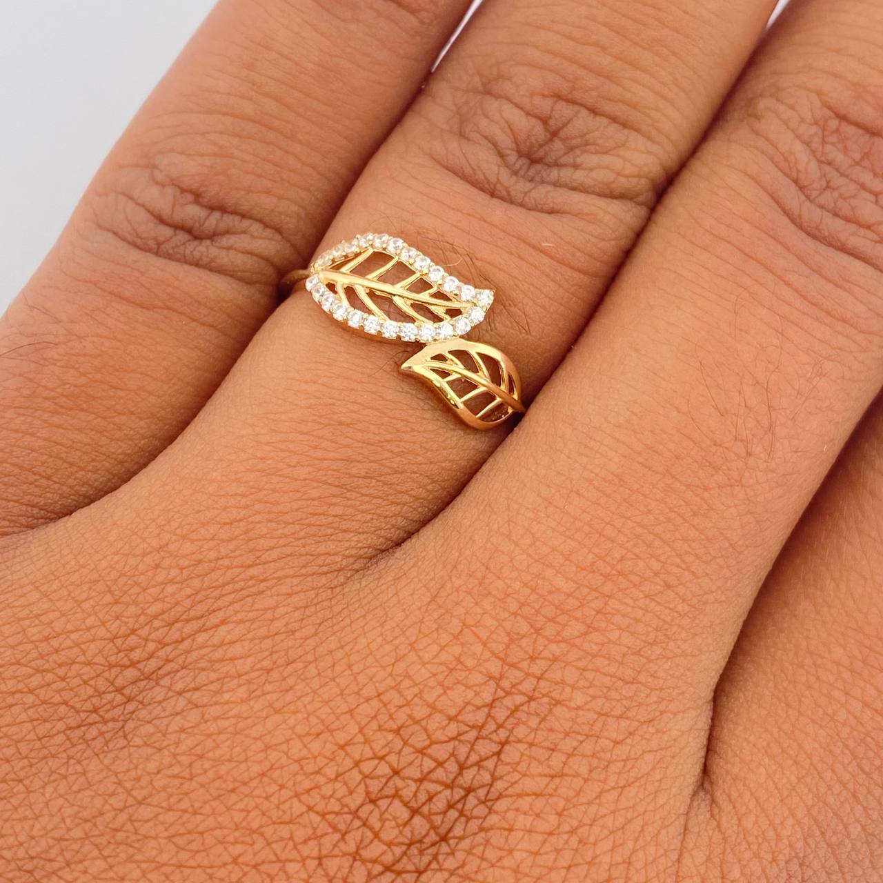 Anillo Hojas Doble 1.45gr / T7 1/4 / Circones Blancos Oro Amarillo 18K &