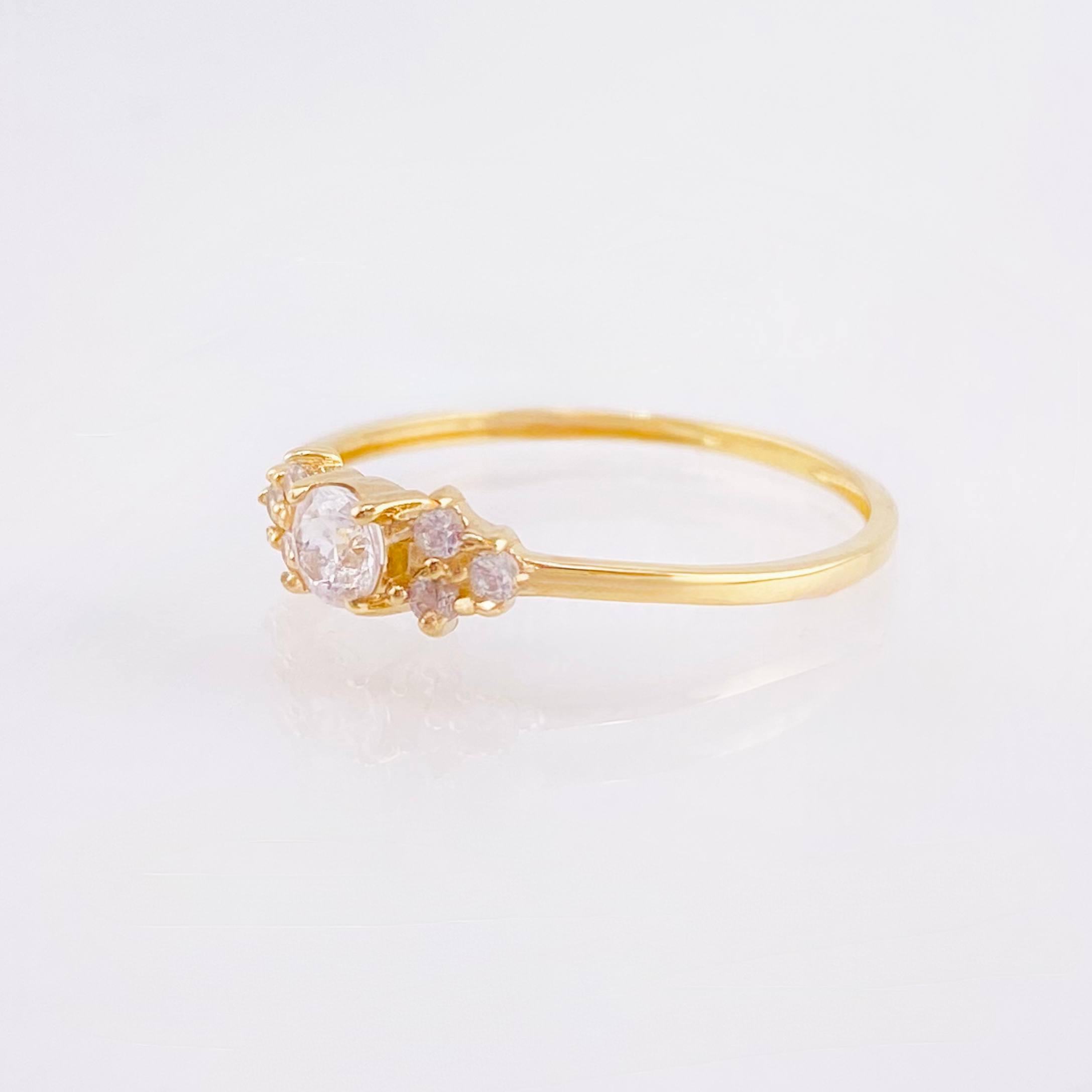 Anillo Solitario Trío Chispa 1.05gr / T5 1/2 / Oro Amarillo 18K ©