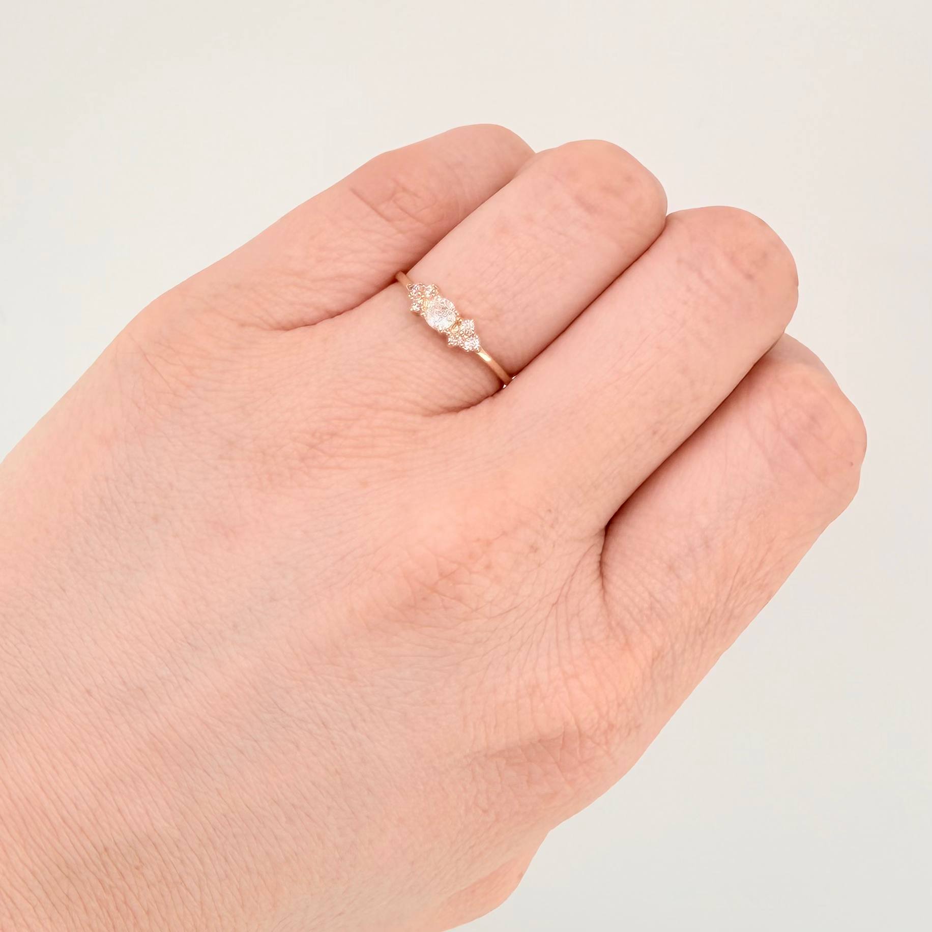 Anillo Solitario Trío Chispa 1.05gr / T5 1/2 / Oro Amarillo 18K ©