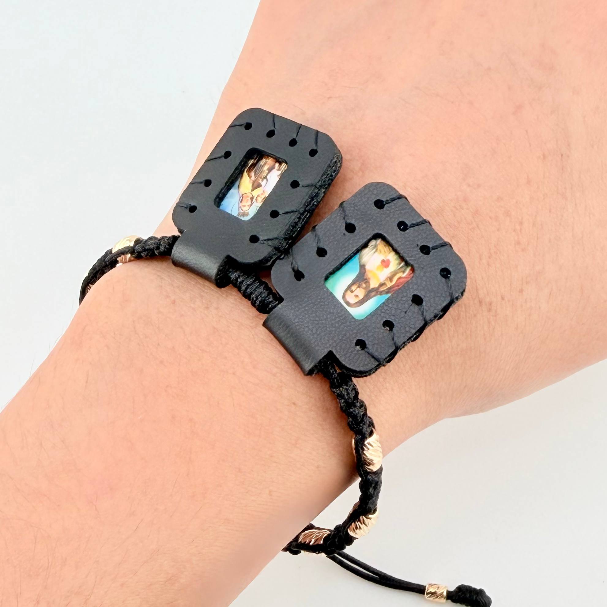 Pulsera Negra Escapulario Cilindros Diamantados 8und 1.4gr / 3mm-4mm Oro Amarillo 18K *