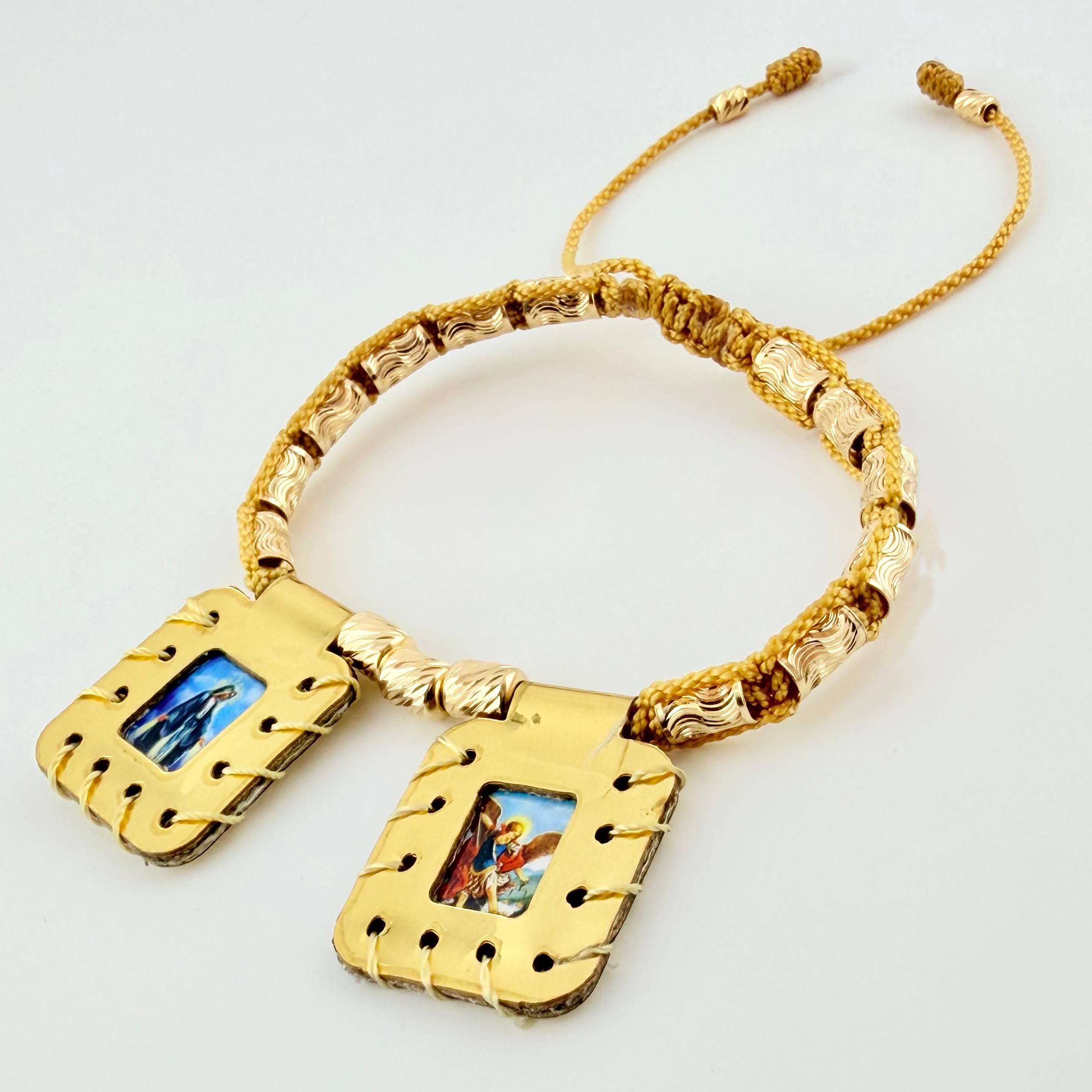 Pulsera Dorada Escapulario Cilindro Lunar Diamantados 15und 2.6gr / 3mm-4mm Oro Amarillo 18K *