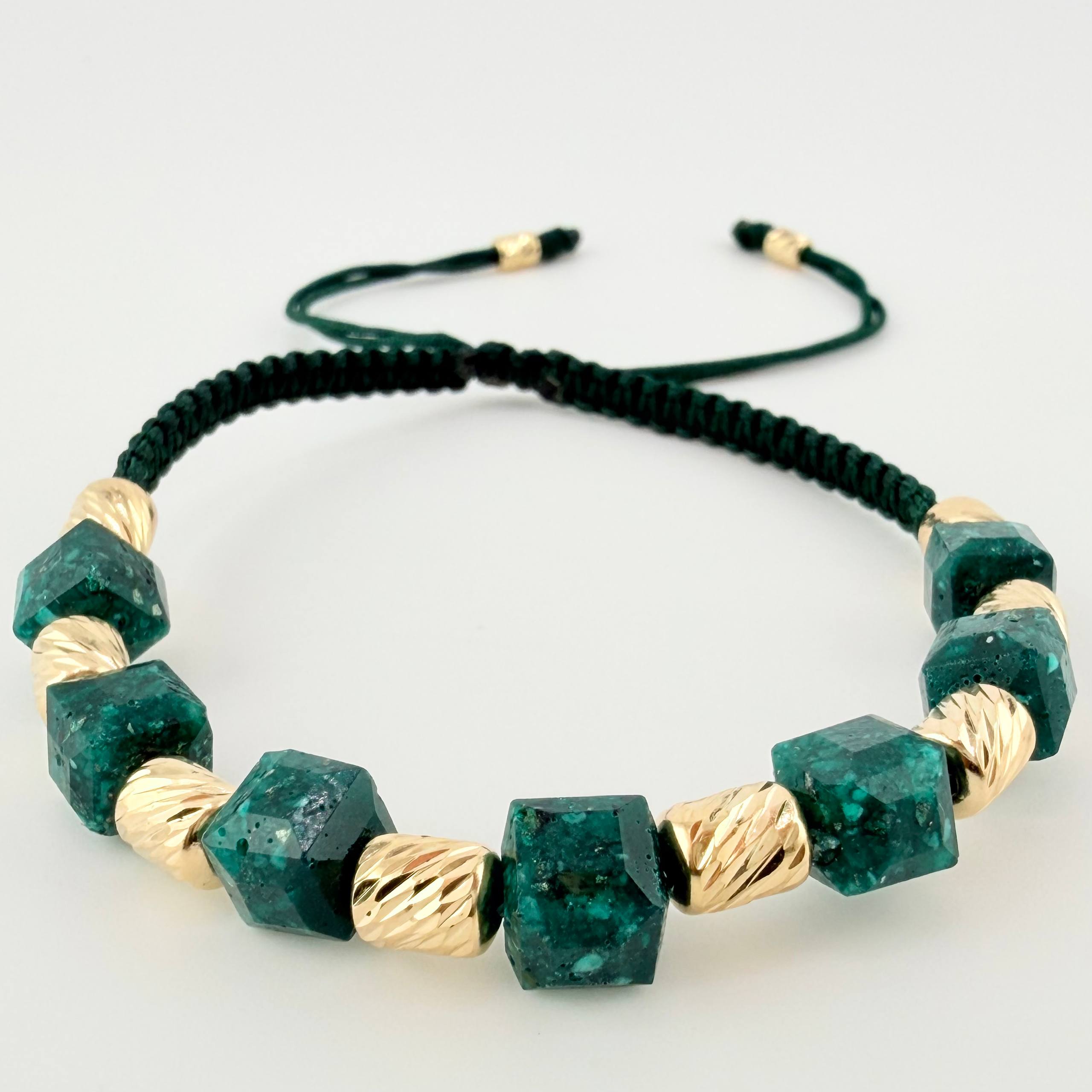 Pulsera Verde Esmeralda Cubica Cilindros Diamantados 10und 2.6gr / 3mm-5mm Oro Amarillo 18K ©