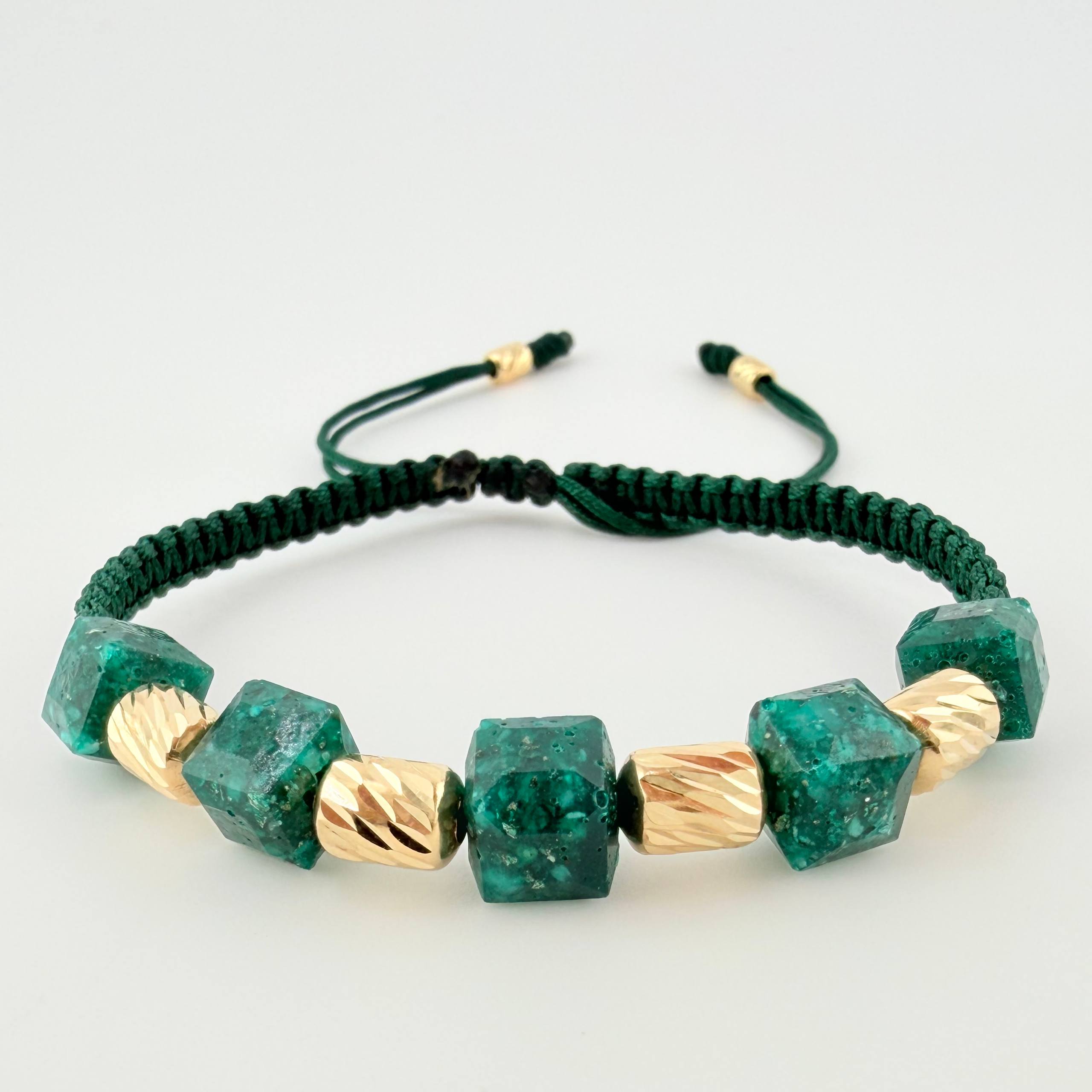 Pulsera Verde Esmeralda Cubica Cilindros Diamantados 6und 1.4gr / 3mm-5mm Oro Amarillo 18K ©