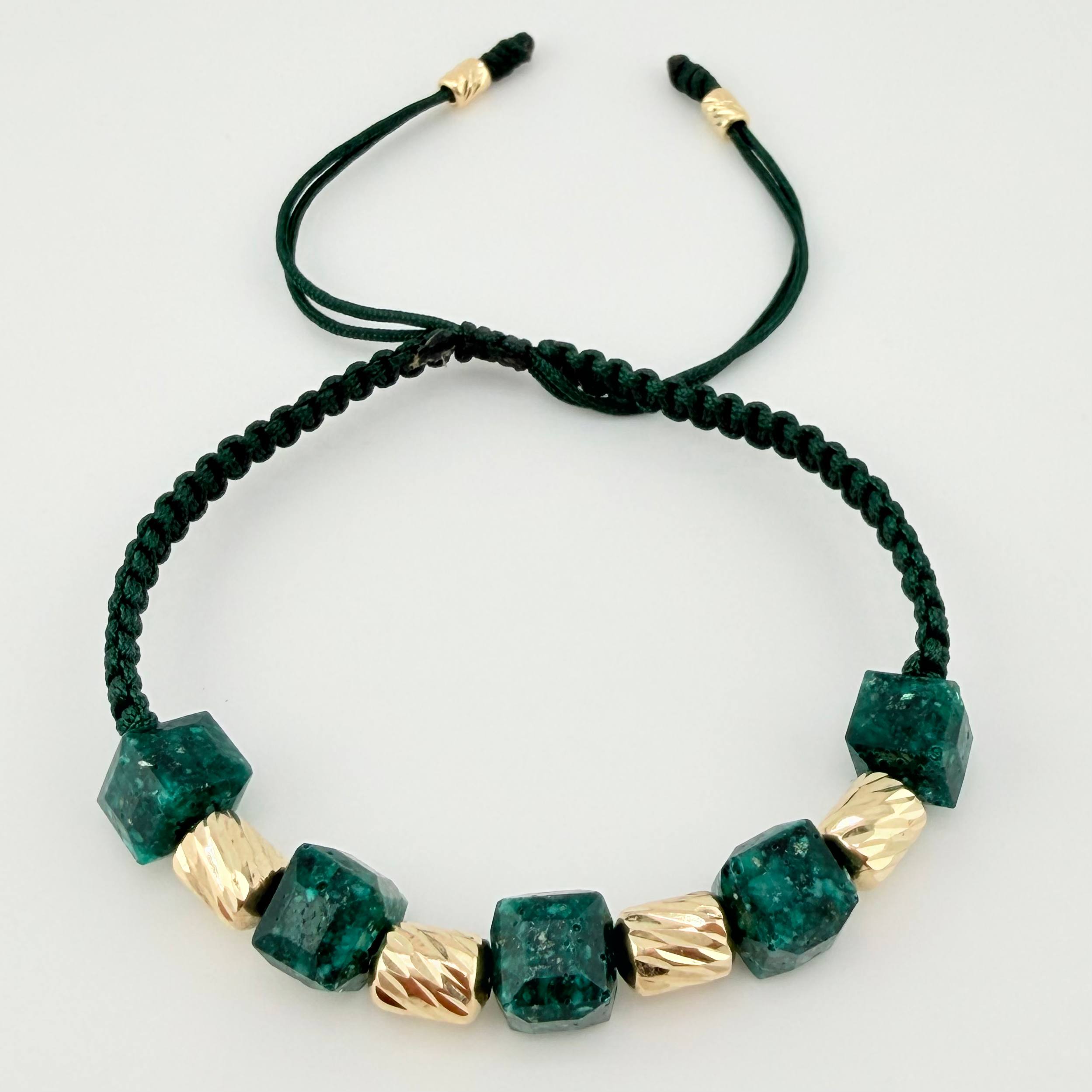 Pulsera Verde Esmeralda Cubica Cilindros Diamantados 6und 1.4gr / 3mm-5mm Oro Amarillo 18K ©