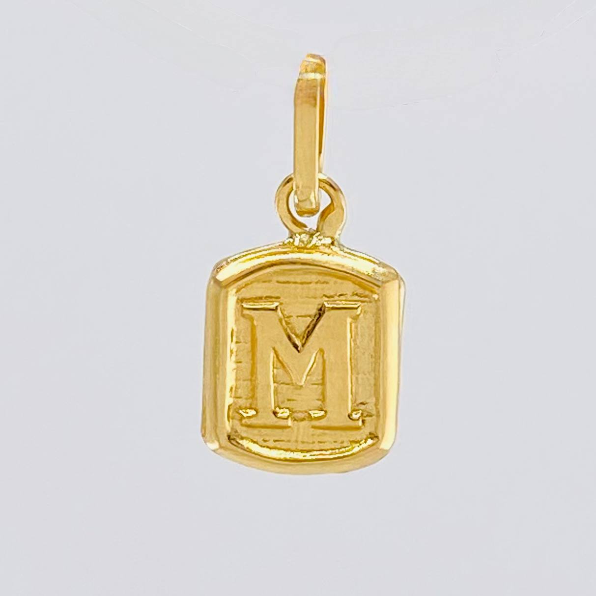 Dije Letra M 0.3g / 1.5cm Oro Amarillo 18K