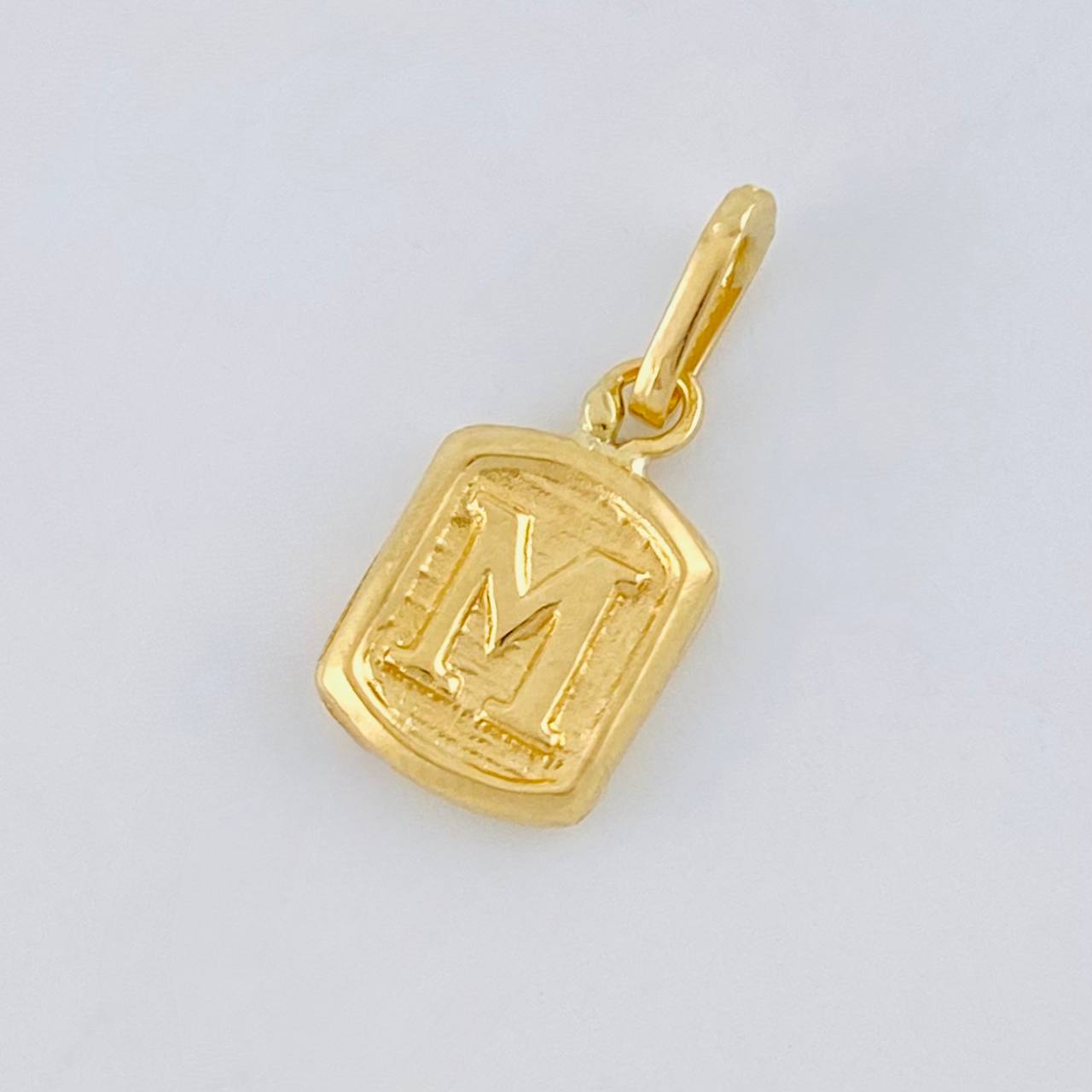 Dije Letra M 0.3g / 1.5cm Oro Amarillo 18K