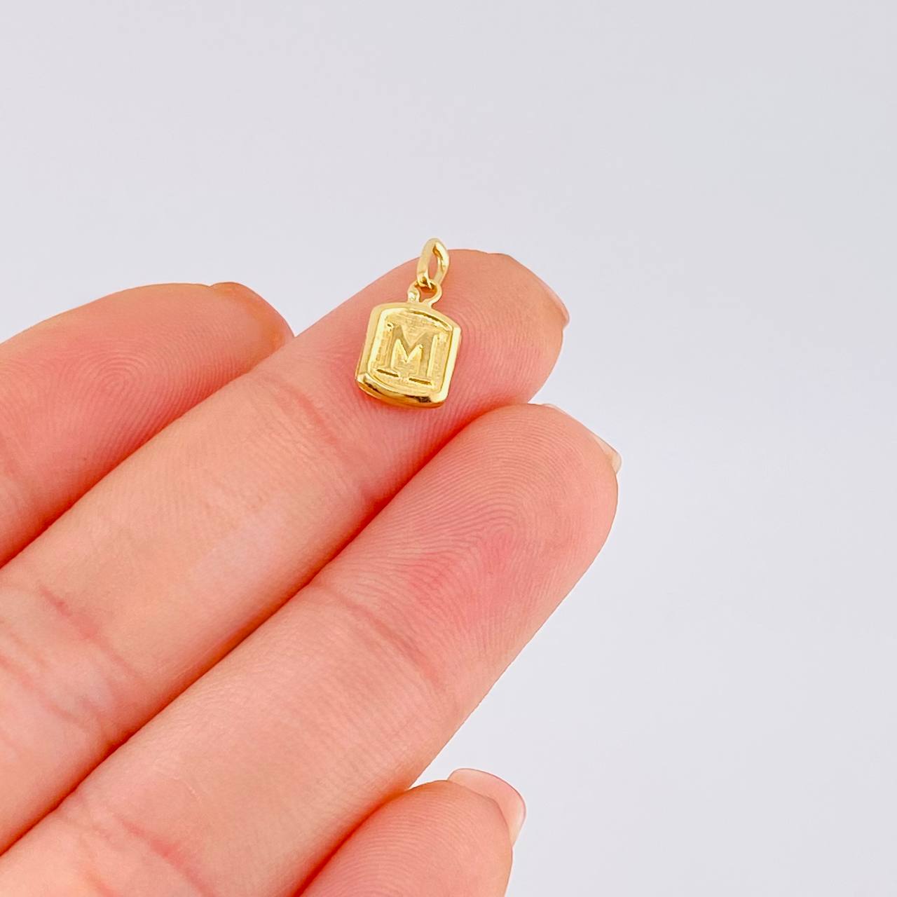 Dije Letra M 0.3g / 1.5cm Oro Amarillo 18K