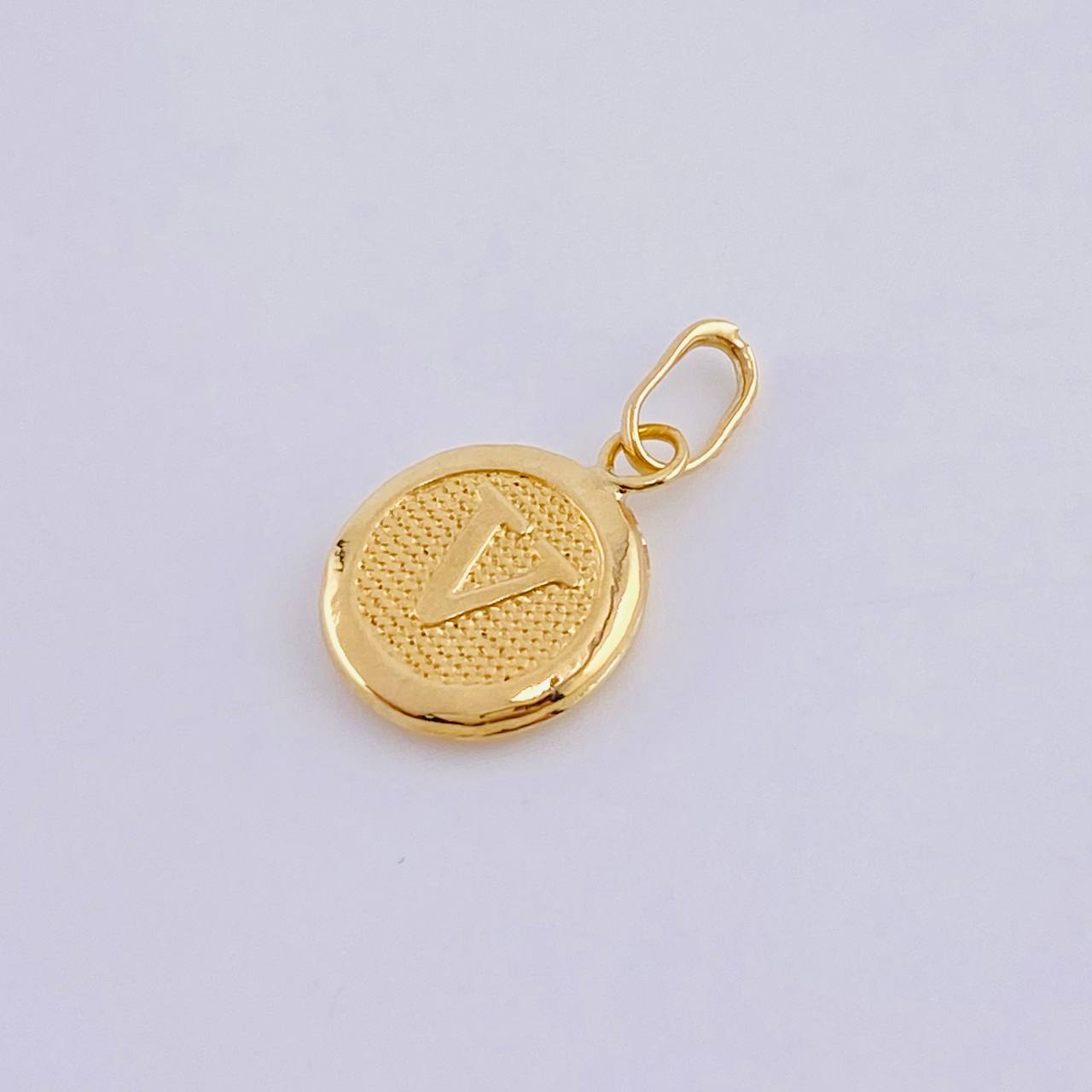 Dije Letra V 0.45 g / 1.6 cm Oro Amarillo 18K