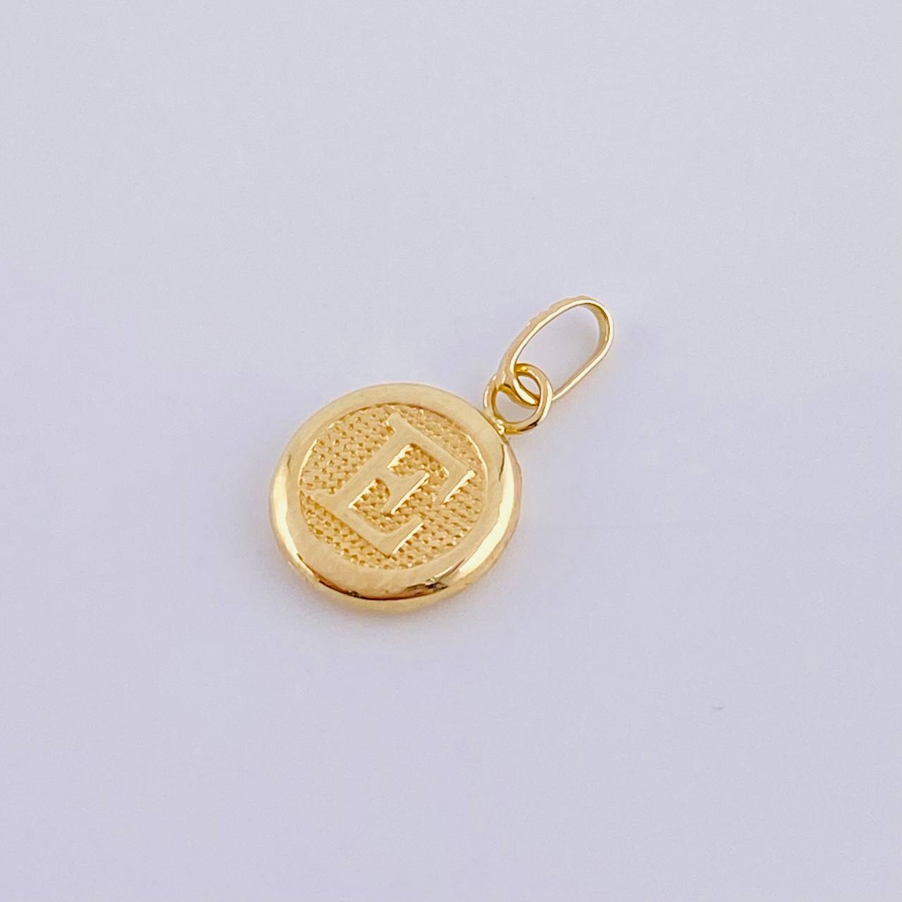 Dije Letra E 0.4 g / 1.6 cm Oro Amarillo 18K