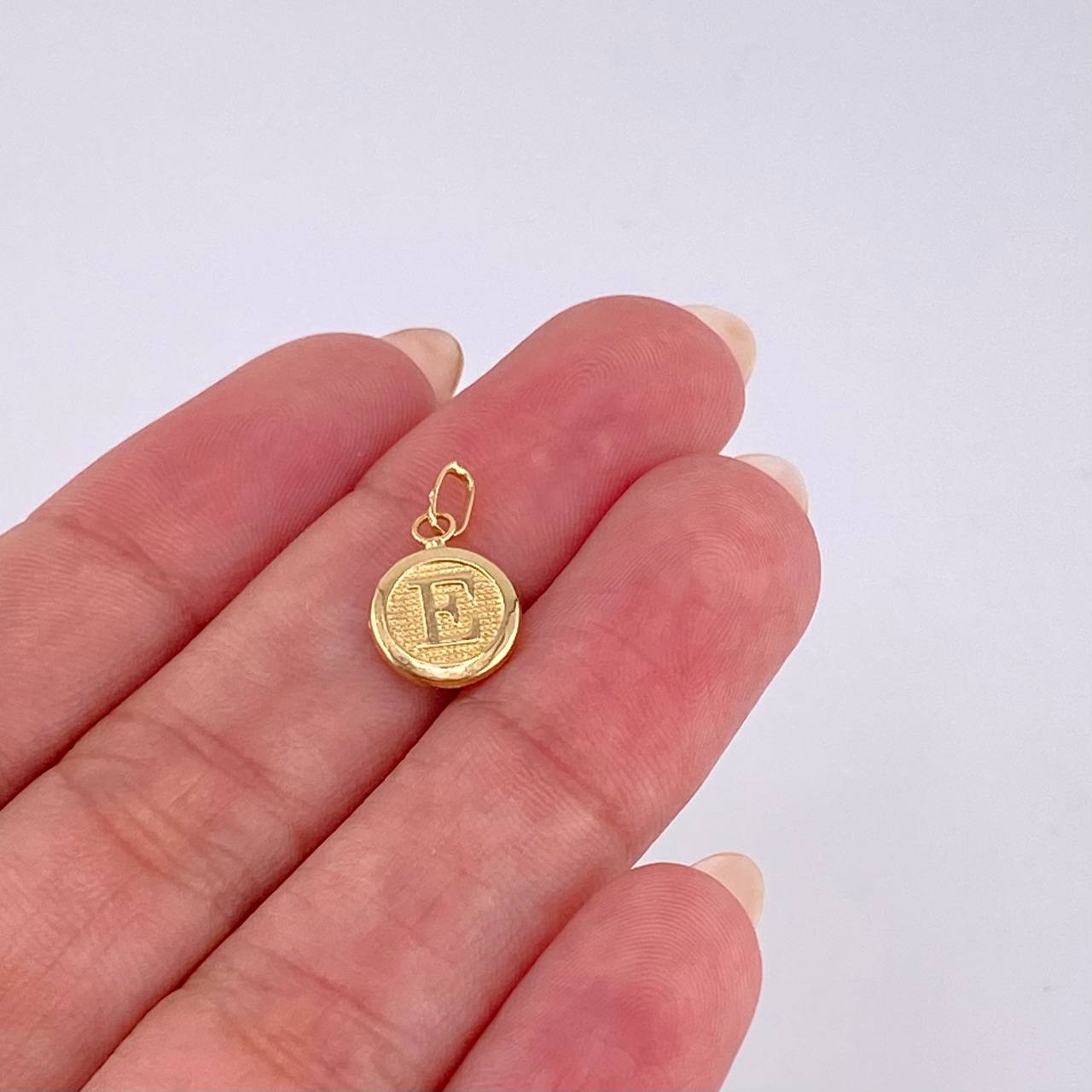 Dije Letra E 0.4 g / 1.6 cm 18K