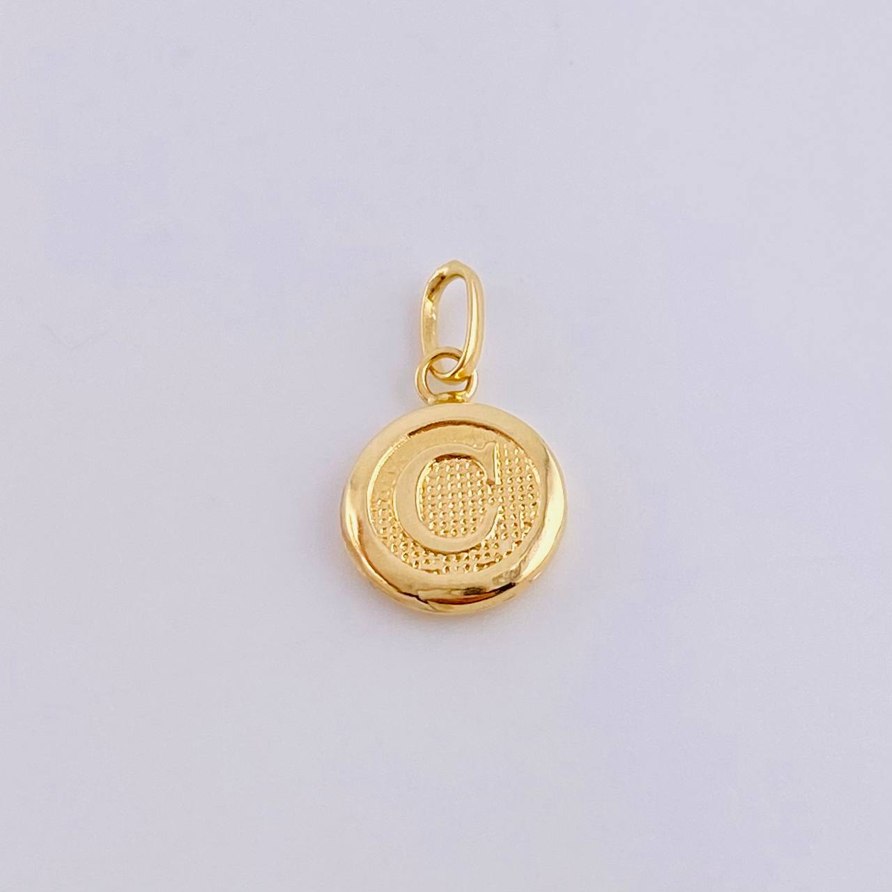 Dije Letra C 0.4 g / 1.6 cm 18K