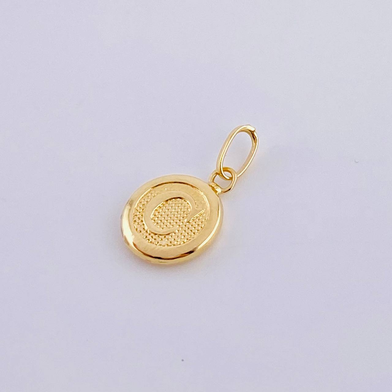 Dije Letra C 0.4 g / 1.6 cm 18K