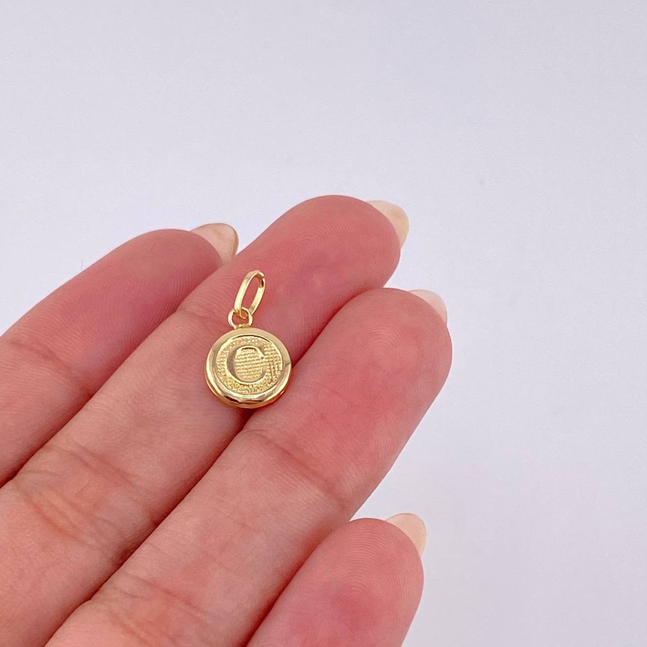 Dije Letra C 0.4 g / 1.6 cm 18K