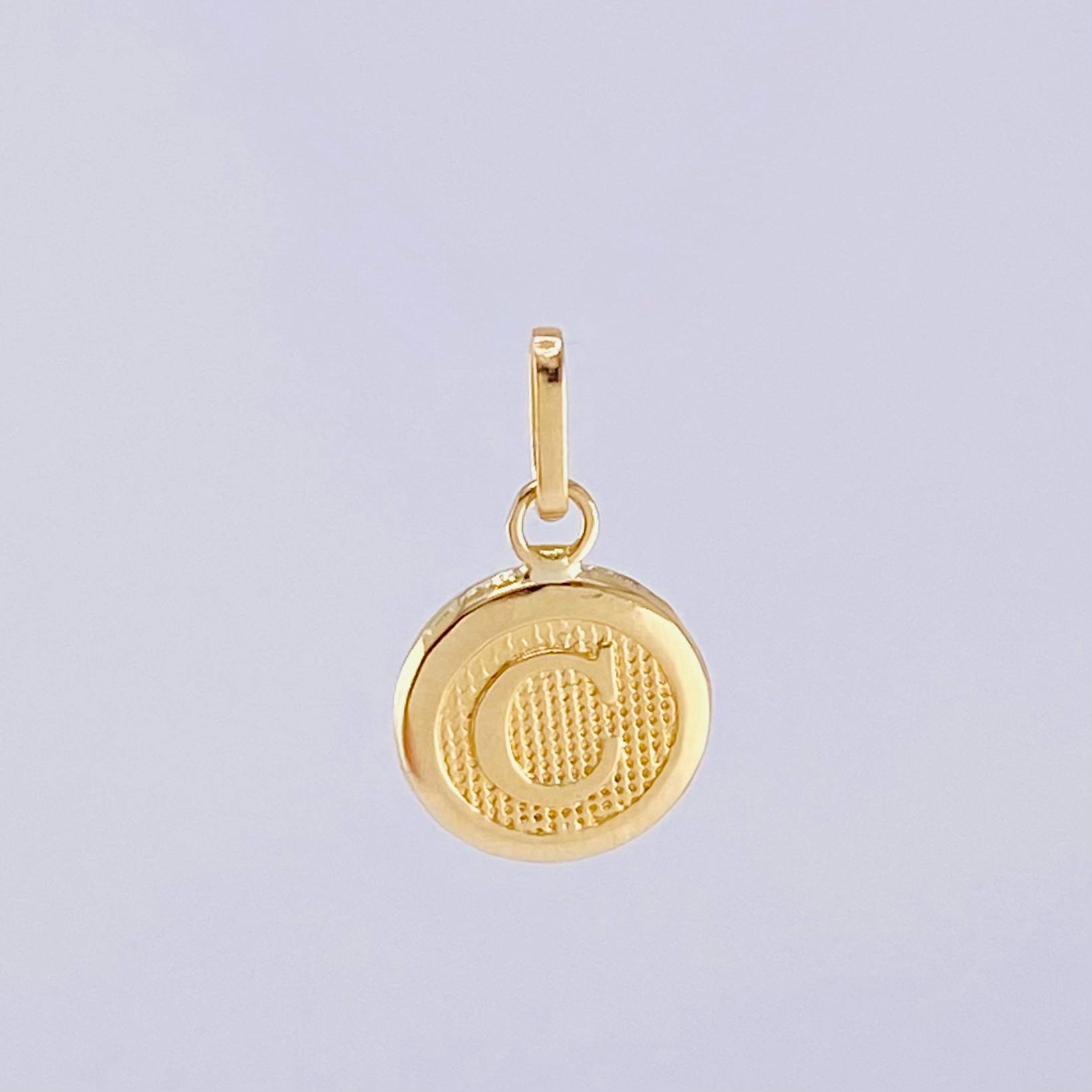 Dije Letra C 0.4 g / 1.6 cm 18K