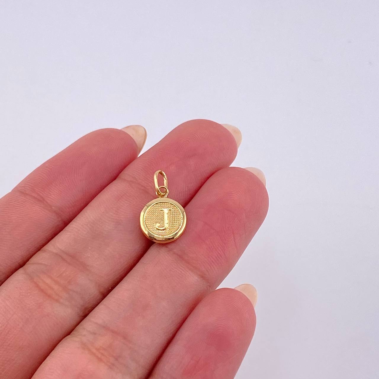 Dije Letra J 0.4 g / 1.6 cm 18K