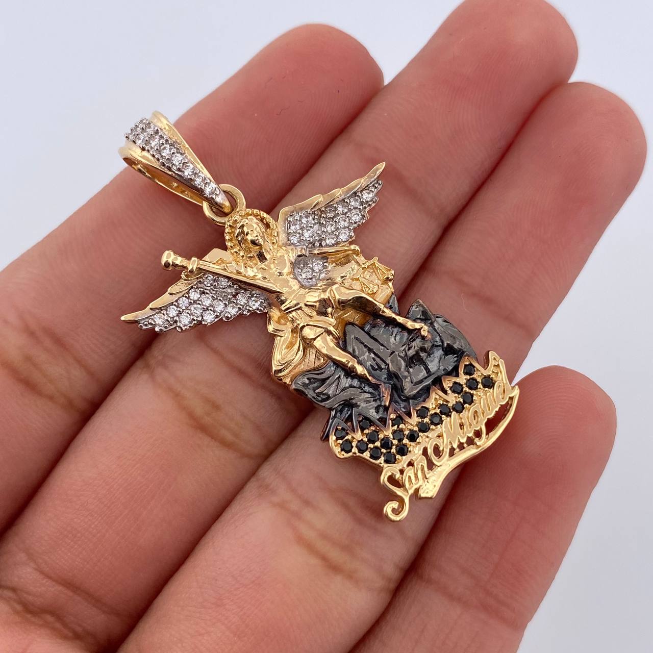 Dije San Miguel Arcángel 7.6gr / 4cm / Oro 18K $