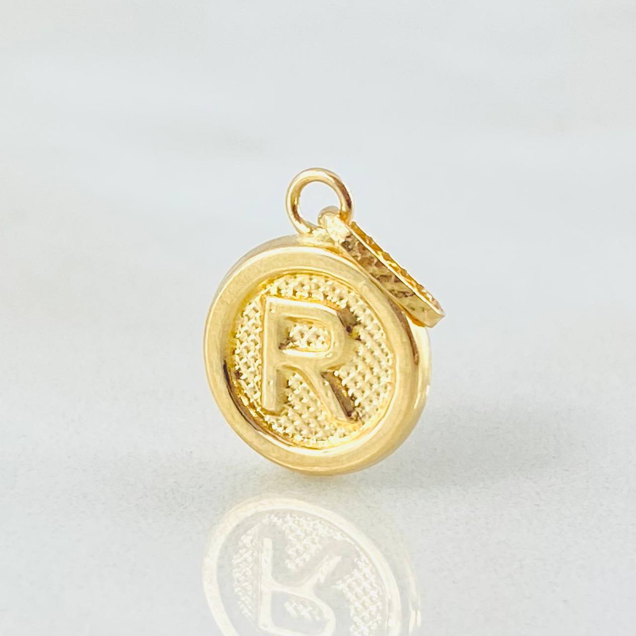 Dije Letra R 0.6gr / 1.9cm / Oro Amarillo 18K