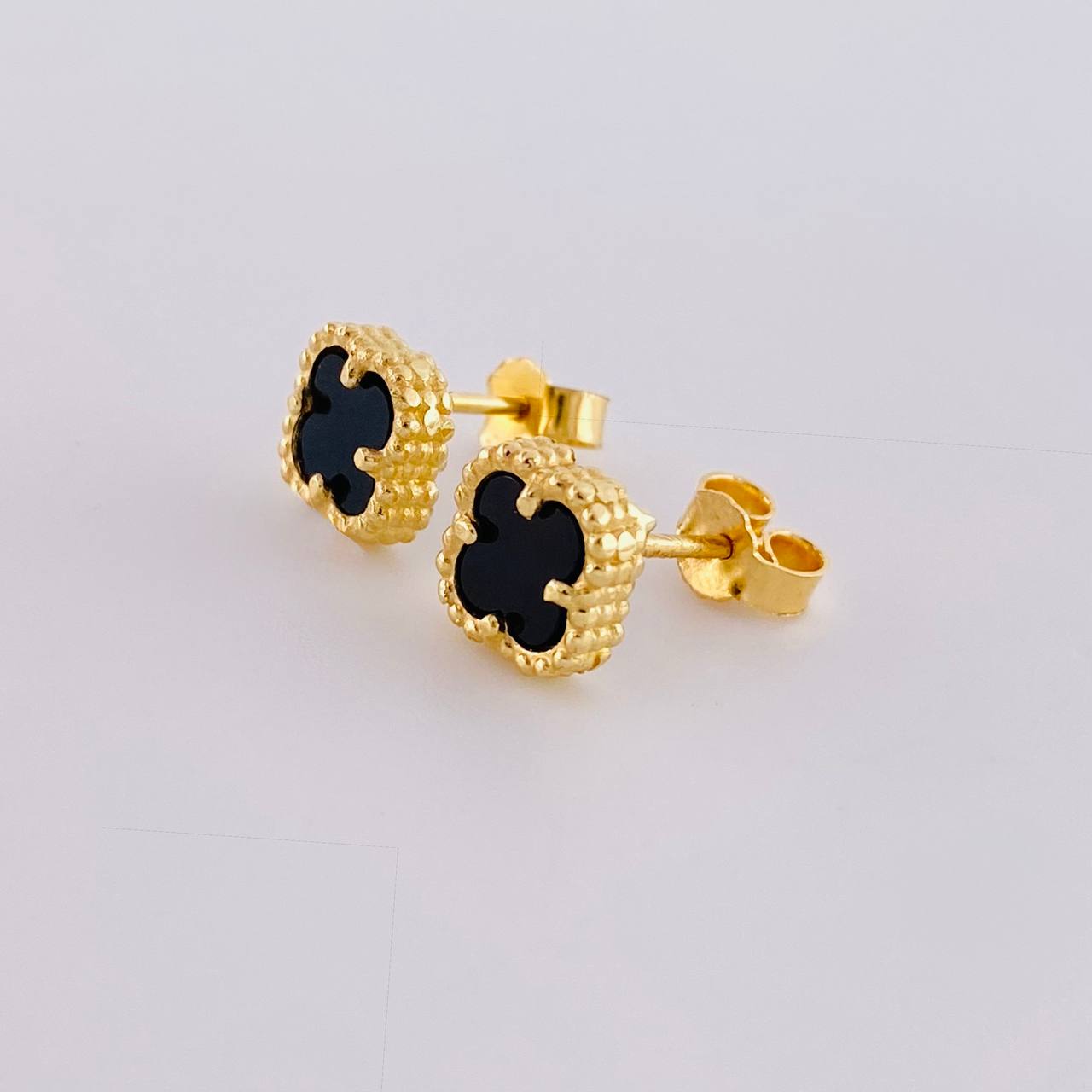 Topos Trébol Ónix 2.05g / 7.3mm Oro Amarillo 18K